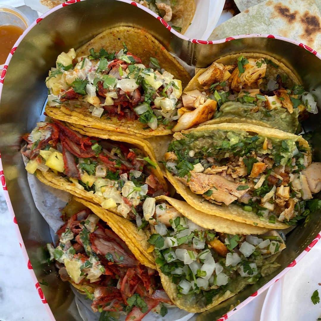 ライナ・ホワンさんのインスタグラム写真 - (ライナ・ホワンInstagram)「The way to my heart is tacos 🌮 😋 .... and Mexican food Heehee thanks for the food @tacoytacolv check them out if y’all in Vegas!! . . Watch my video eating here —> https://youtu.be/IL-CMMpLZFk」2月15日 7時20分 - rainaiscrazy