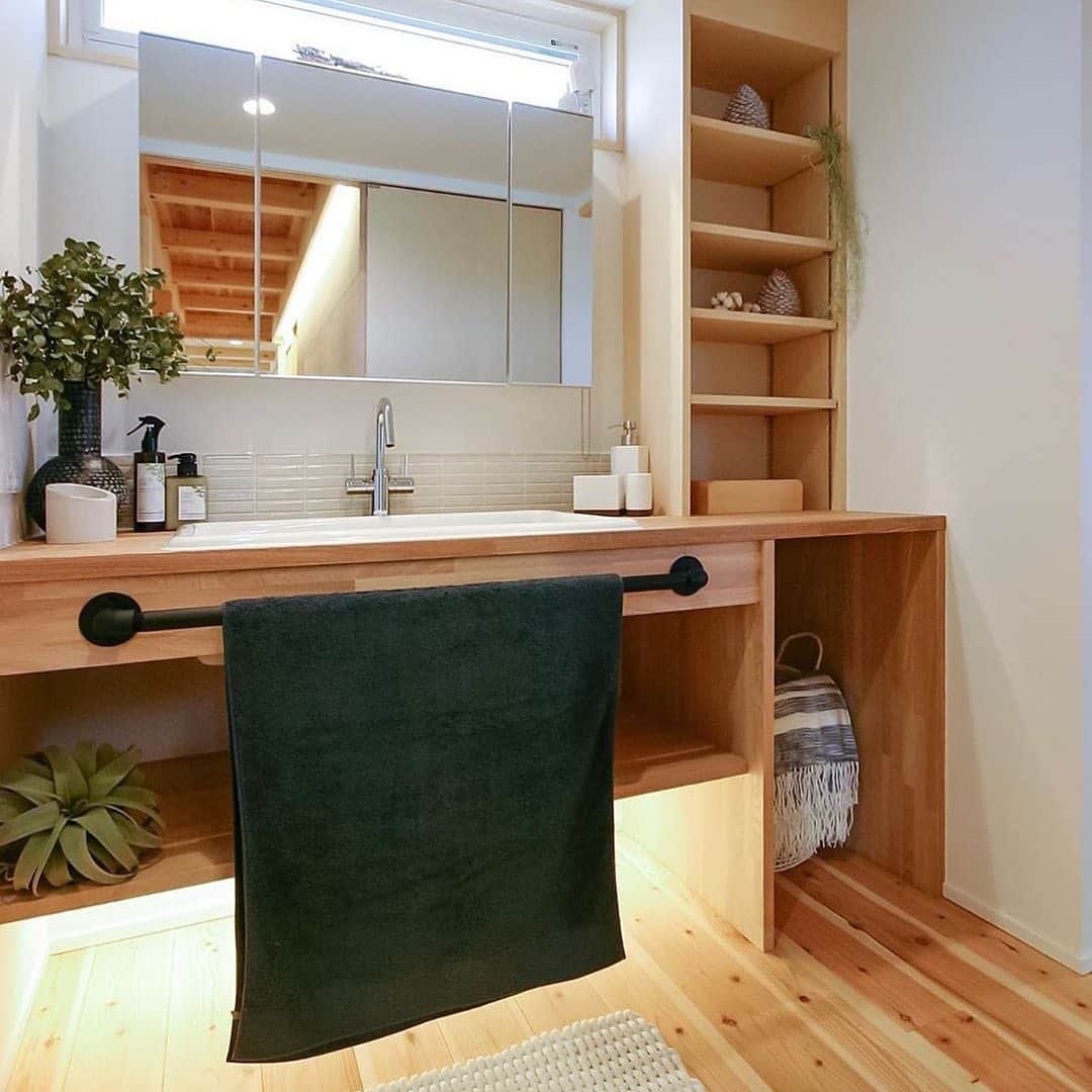 ネキストホームのインスタグラム：「ブラックの取手がポイントの洗面台♪ その他の施工事例は　@nexthausdesign1947 からホームページへ行ってチェックしてください😆✨・ - - - - - - - - - - - - - - - - - - - - - ・ 時を超えた、 新しいスタンダード。 #NEXTHAUSDESIGN ・ - - - - - - - - - - - - - - - - - - - - - - - - - - - - more photos → @nexthausdesign1947 - - - - - - - - - - - - - - - - - - - - - - - - - - - - ・ #ネクストハウスデザイン は心地よい#木の家 をお客様と一緒につくる#木造 の#注文住宅 を中心とした、創業1947年に創業した#宇都宮市 の#工務店 です。 ・ 大手ハウスメーカー 等が推奨する、30年ごとに建て替える家ではなく、#無垢材 やモイス などの#自然素材 を使い、そのご家族の#暮らし 方に合わせた#心地よい暮らし をご提案しています。 ・ そんな#家づくり を実際に体感できる#モデルハウス がありますので、ぜひご見学ください。 ・ あなたの理想の#マイホーム の答えが私たちの#家づくり にあります。 ・ #新築 用の#土地探し から#住宅ローン 等の資金計画まで、DMやメール、お電話等でいつでもご相談ください。 ・ #マイホーム計画 中の方は、HPより資料請求して頂ければ、コンセプトブック等をお届けいたします。 ・ ↓のプロフィール欄からHPに移動できます。 ・ - - - - - - - - - - - - - - - - - - - - - @nexthausdesign1947 - - - - - - - - - - - - - - - - - - - - - ・ ・ 施工対応エリア ・ #栃木県 全域 #宇都宮市 #さくら市 #真岡市 #下野市 #日光市 など ・ 車で1時間以内の範囲を主に施工エリアとしていますが、それ以外の地域の方もお気軽にご相談ください。 - - - - - - - - - - - - - - - - - - - - - このインスタの管理人は世界を変える住宅屋 @mizonobe です。 家づくりに関することも、そうで無いことも ご相談お待ちしてます！」