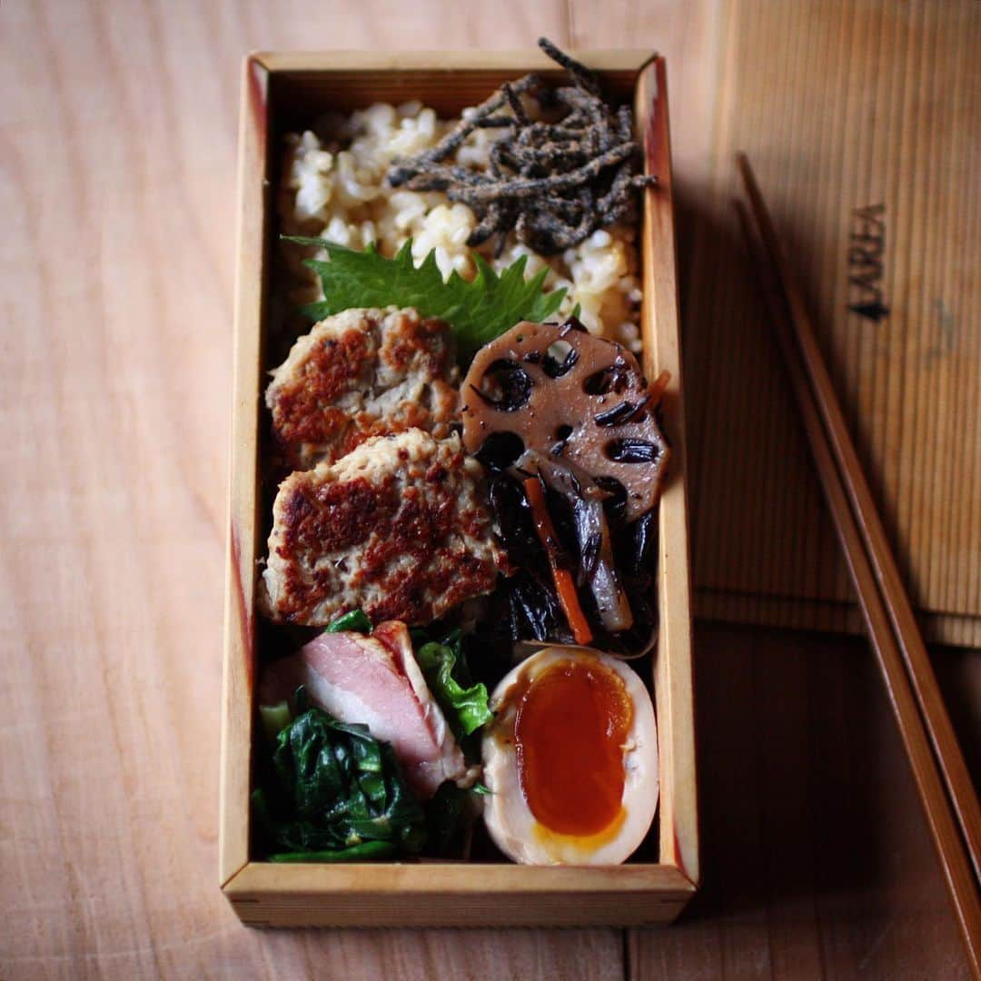 mikaさんのインスタグラム写真 - (mikaInstagram)「2021.02.15月曜日 ・ 本日の娘R弁当 ・ 鰯バーグ ひじき煮たの ほうれん草とベーコン炒めたの 味玉 ・ 雨模様の朝 東北地方もこれから雨みたいで 心配 ＊ ＊ #お弁当 #娘弁当 #弁当 #地味弁 #渋弁 #枯れ弁 #高校女子弁当  #JK弁当 #和食 #bento #bentobox #lunch #lunchbox  #曲げわっぱ #公長齋小菅 #野田琺瑯  #工房アイザワ #暮らし #本日の娘R弁当  #マカロニメイト  #フーディーテーブル #IGersJP」2月15日 7時33分 - mikason925