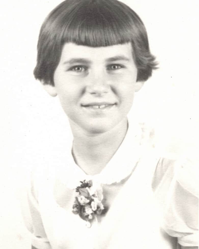 レベッカ・ウィソッキーのインスタグラム：「My first Valentine. This is my mama at 9 years old. It’s her birthday today. She still has those sparkly eyes. (Also pretty much the same hairdo.) #HappyBirthday Sally Wisocky. I love you! #ValentineBaby 💓💓」