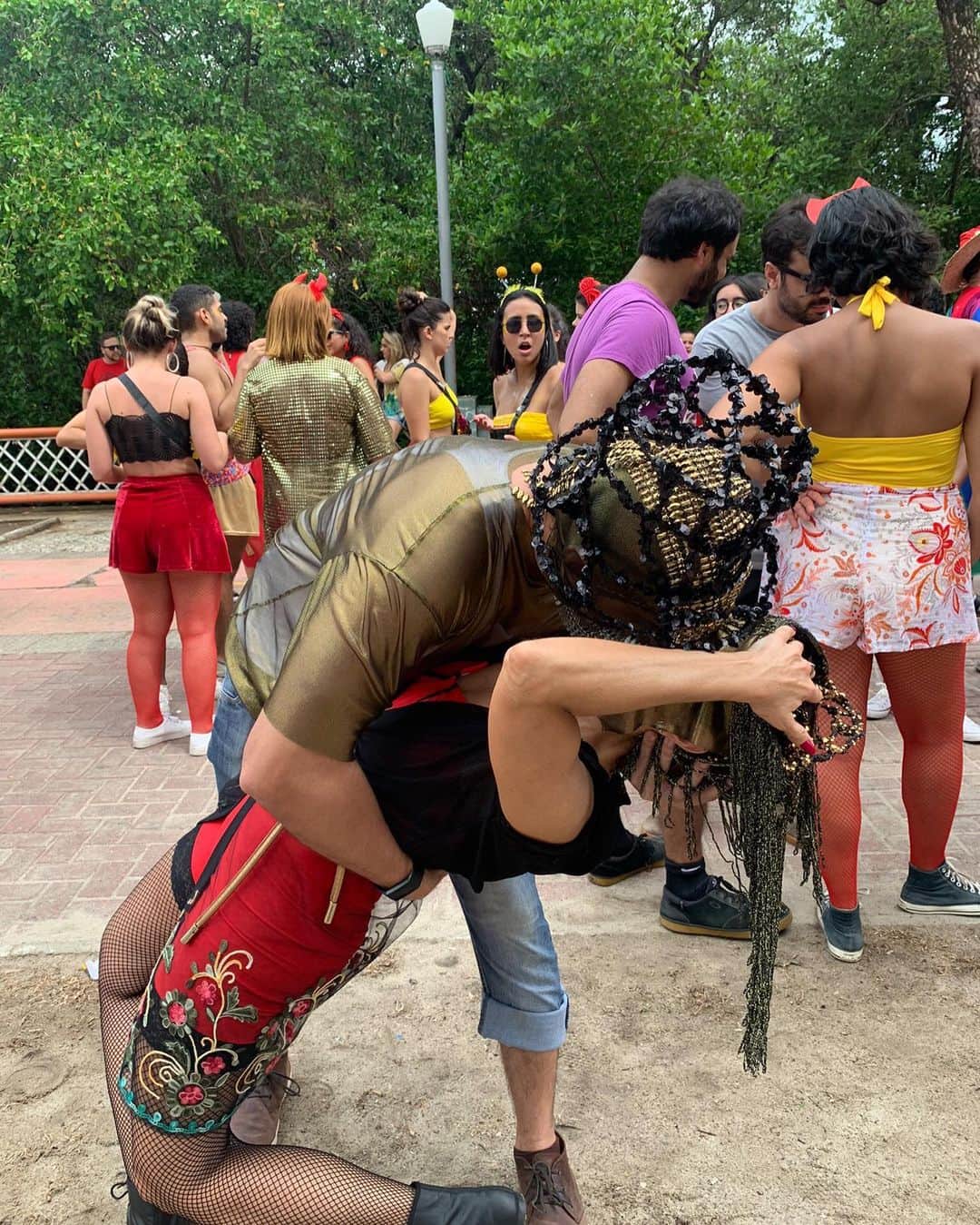 ファチマ・ベルナルデスのインスタグラム：「Domingo de carnaval e #valentinesday (dia dos namorados nos Unidos e na Europa). Achei que essas fotos do Carnaval de 2020 ilustram bem o nosso amor e a nossa paixão pelo Carnaval. ❤️ Qual vcs preferem a primeira ou a segunda?  #cadaminutoimporta」
