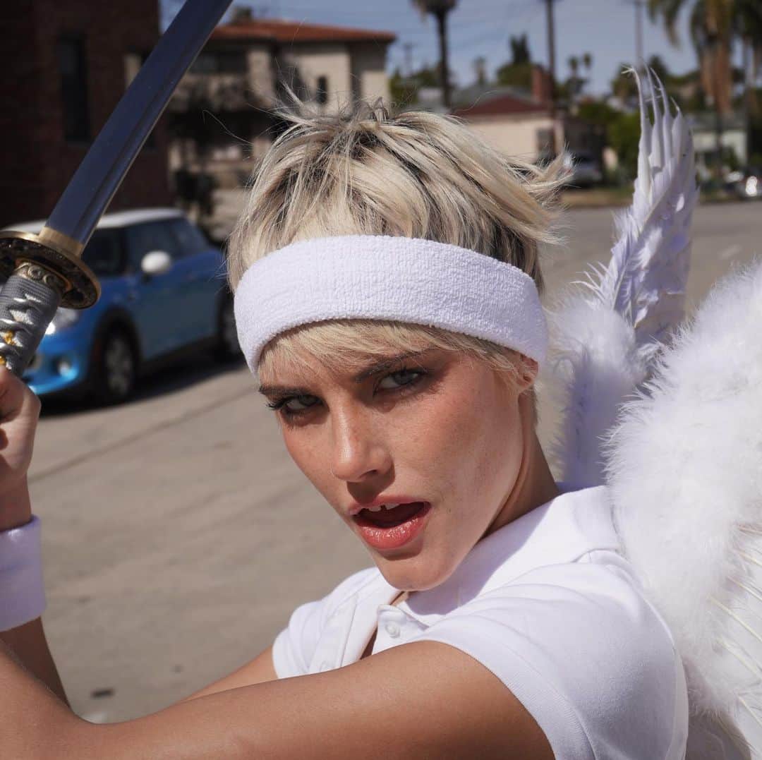 Ashley Smithさんのインスタグラム写真 - (Ashley SmithInstagram)「Love conquers all ❤️ Happy Valentine’s Day from your favorite angel tennis ninja. Photo by @feedthestreets_la」2月15日 7時31分 - therealashsmith