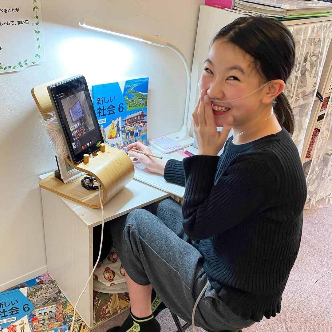 yukiさんのインスタグラム写真 - (yukiInstagram)「おはようございます。﻿ ﻿ 実は、先月はほとんど学校に行けなく﻿ 途中から、先生方のご配慮で﻿ リモートで授業をしていただきました。﻿ ﻿ ある日、良い感じでやっている…と思いきや﻿ "もう！どのページかわかんない、やだ！"﻿ と、泣きながら部屋から出てきました😢﻿ ﻿ 私も主人も﻿ 「なんでその場で先生に聞かないの？」派﻿ なのですが、簡単に聞けない理由が…﻿ ・みんなに迷惑かける﻿ ・授業中に聞けない﻿ ・授業が私のせいで中断する etc...﻿ ﻿ わかる。だけども。﻿ わからないことを聞くことは悪いことではない﻿ もし逆の立場でも迷惑と思ってはいけない﻿ そんなことをmilkaには伝えました。﻿ が、﻿ 私的にいろいろカルチャーショックでした😞﻿ ﻿ "わきまえる" タイミングを﻿ わきまえられるようになってほしい。﻿ ﻿ そして、今のところ無事に学校へ行けています。﻿ (そしてそして、明日も長めで熱めになります😆)﻿ ﻿ #milkaの学校生活﻿ #存在と価値を認める﻿ #できなくて悔し泣き﻿ #生きるセンス﻿ #たくさんの子どもたちに笑顔と勇気を  #milka」2月15日 7時42分 - milkayuki