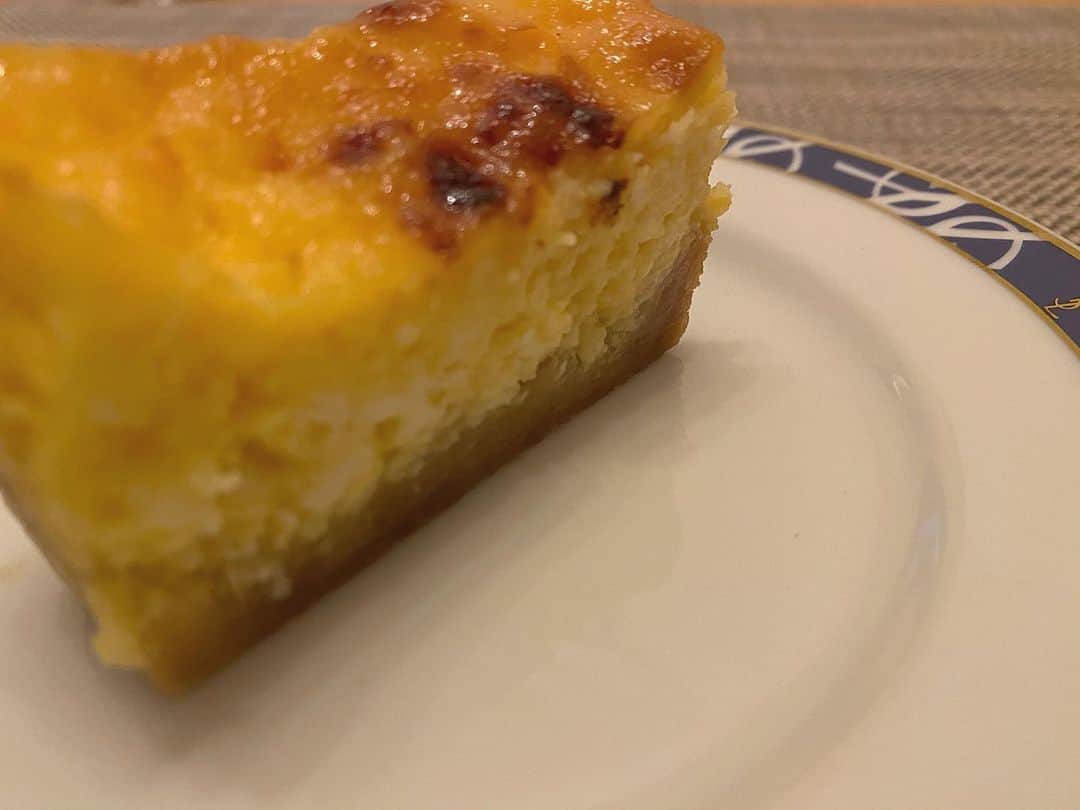 宮本侑芽のインスタグラム：「おはよーーうっ！ #ぽじぽじ ご視聴ありがとうございました🌼  チーズケーキちゃんと 作ったんだから💪 17cmの長方形型で作ったから まだまだある〜幸せ〜  クリームチーズ 生クリーム 卵 お砂糖 レモン汁 と砕いたクッキーにバター があればできちゃう 濃厚チーズケーキです🧀  ハッピーバレンタインでした  今日もお仕事頑張ろーーーーうっ！！！☀︎  #侑飯 #宮本侑芽」
