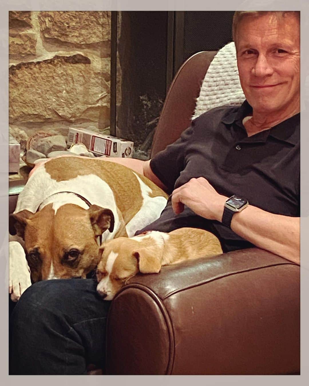 ダン・ブカティンスキーのインスタグラム：「My three valentines. #love」