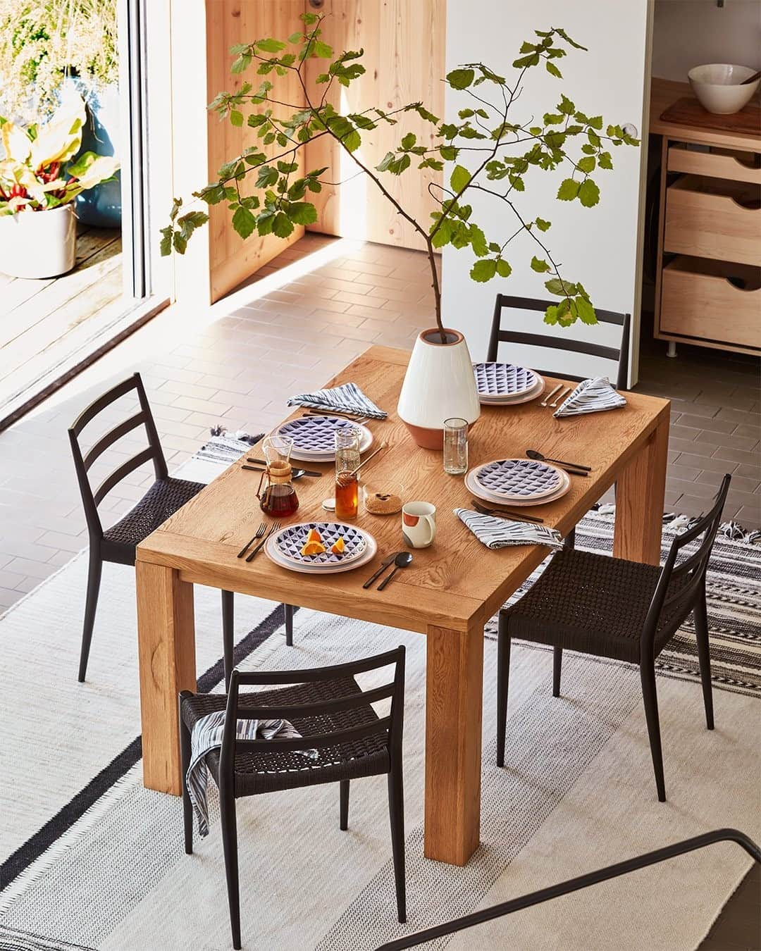 west elmさんのインスタグラム写真 - (west elmInstagram)「The Tahoe Dining Table is a versatile backdrop for sharing meals, stories and traditions, while handcrafted dinnerware from our new La Mesa collection acts as functional art for your table. Tap the link in our bio to shop this look and see more!」2月15日 8時00分 - westelm