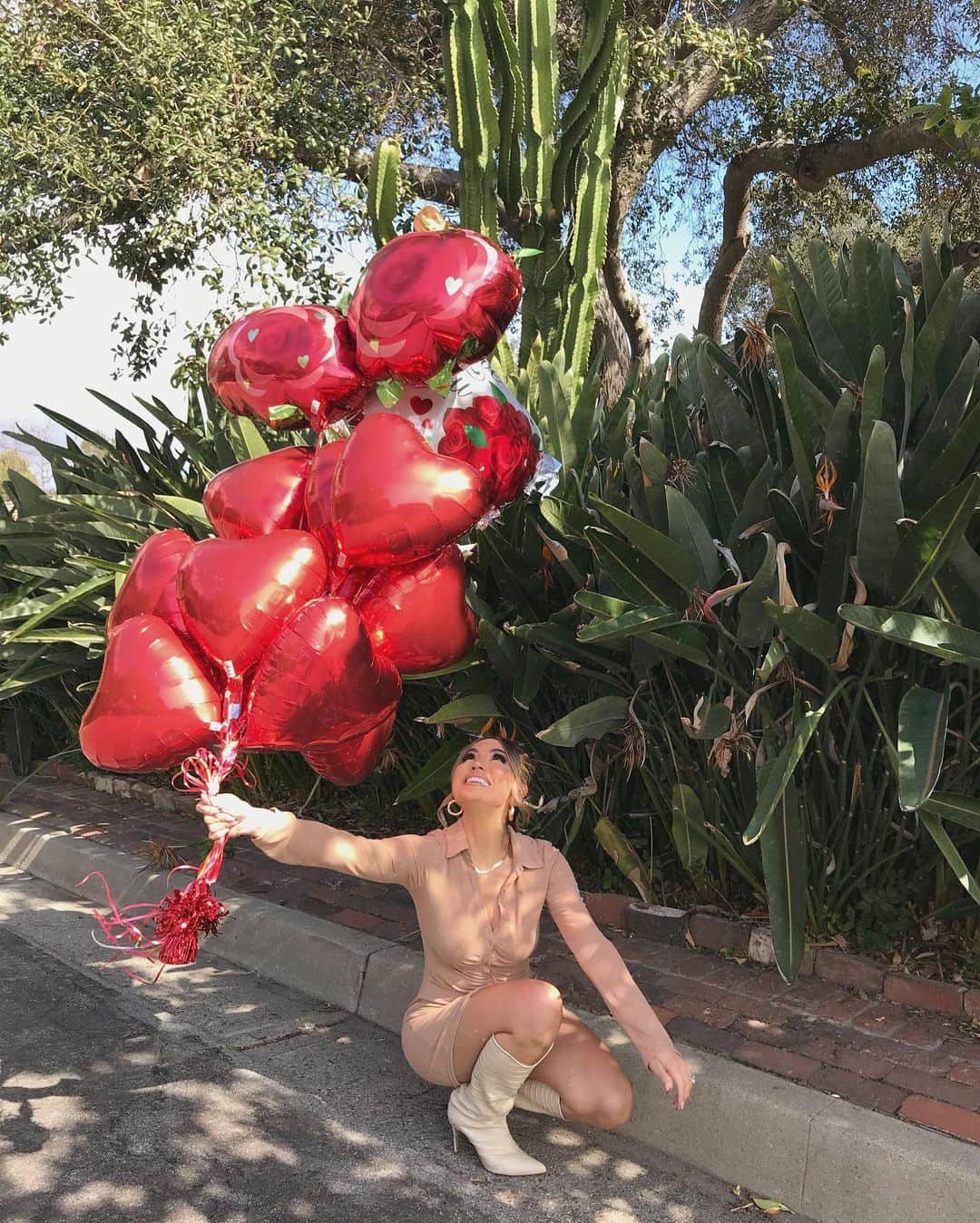 iluvsarahiiさんのインスタグラム写真 - (iluvsarahiiInstagram)「Balloons for my gals❤️  ____________________________ Dress @misslolaofficial  Boots @schutz」2月15日 7時51分 - iluvsarahii