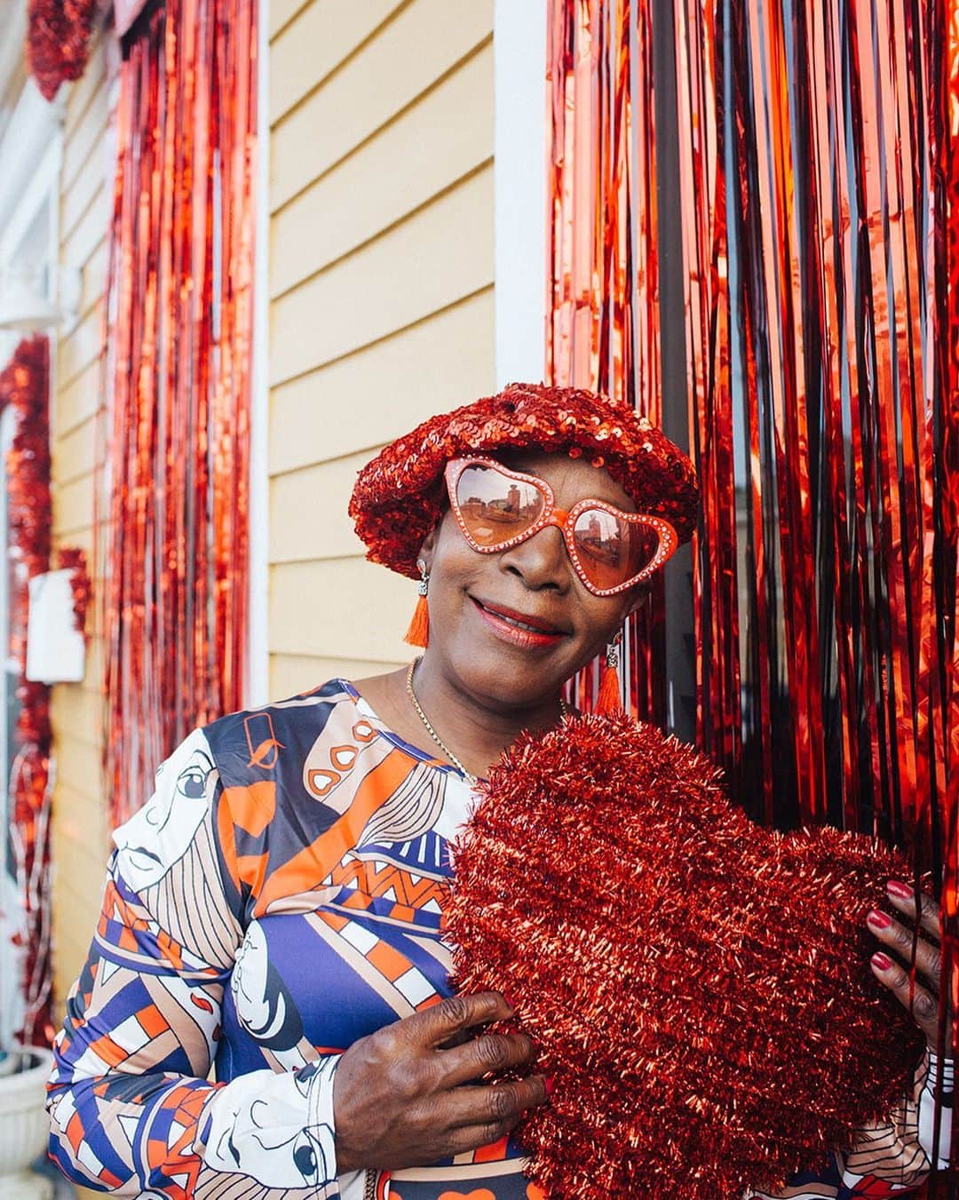National Geographic Creativeのインスタグラム：「Photo by @akasharabut / Happy Valentine's Day from Ms. Shirley of Central City, New Orleans. Today is also the eve of Lundi Gras. A major holiday weekend and a very special night here in New Orleans. Since Mardi Gras parades have been officially cancelled, locals across the city have taken the spirit of Mardi Gras and harnessed it into transforming their homes into house-floats. Ms. Shirley's block adopted the theme of Alice and Wonderland. Many of her family members including herself have been Queens for various Social Aid and Pleasure Clubs, Ms. Shirley's birthday is also on February 15th and every year she throws "The Queen Block Party" on the Sunday of Bacchus Parade. It was quite intuitive for Ms. Shirley to decorate her house in favor of the Queen of Hearts. #mardigras2021」