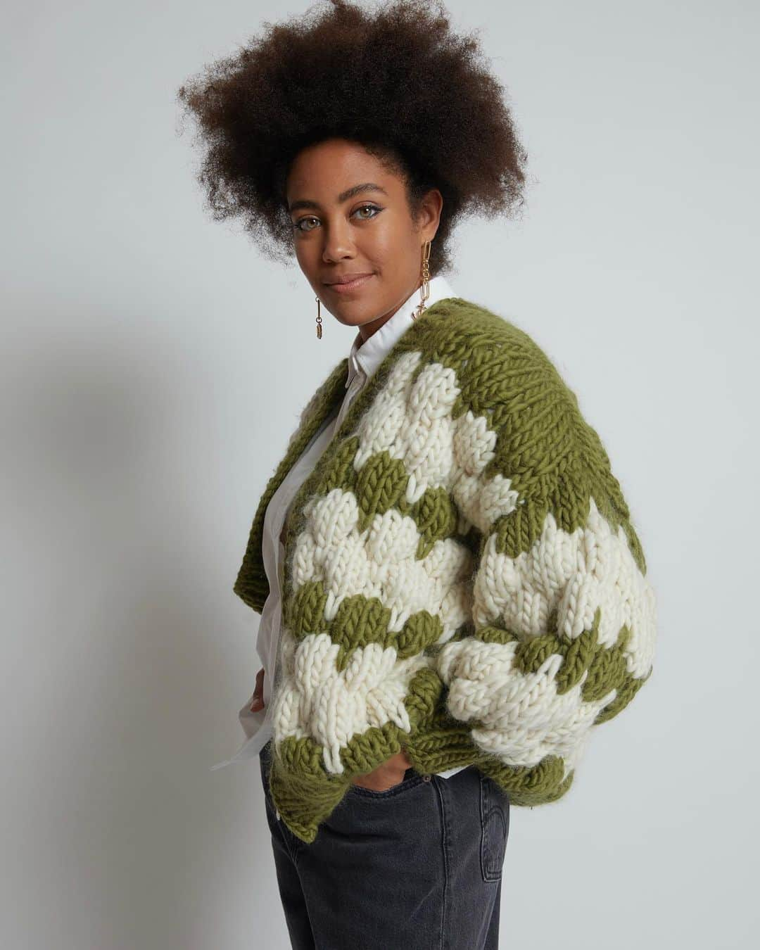 カレンウォーカーのインスタグラム：「@TheKnitter and her team in Peru have once again created more of their gorgeous handknits especially for us. Omari wears the ‘Ugly Cardi’ - available for immediate delivery from karenwalker.com, complimentary global shipping on all orders.​ ​ An update on NZ stores and contactless pick-up:  As Auckland is currently in Alert Level 3 until Thursday 18/02 (or further notice) we’re able to serve you via contactless pick-up from our Newmarket, Britomart and Ponsonby stores so if we can help during this time, please do call ahead to arrange.​ ​ Our Wellington store is currently open and operating safely under Alert Level 2 guidelines. ​ ​ Our webstore, karenwalker.com, remains open and will continue dispatching orders globally using contactless delivery via DHL and CourierPost. All shipping is free and our online team is working under strict Alert Level 3 health and safety guidelines.​ ​ We hope that you and your families stay healthy and we thank you for your support as we work together to protect our community.」