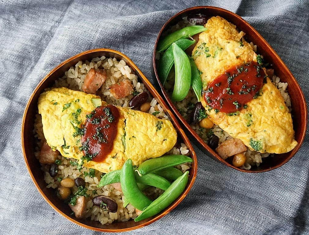 まる子のインスタグラム：「#おべんとう ベーコンと焦がし玉ねぎの炊き込みご飯 ブロッコリーオムレツ 塩ゆでスナップ  #曲げわっぱ弁当#曲げわっぱ#わっぱ#オムライス #弁当#お弁当#わっぱ弁当#朝時間#ロカリクッキング#lin_stagrammer#オムレツ#ランチ#oben365#lunchbox#obento#kurashiru #igersjp#サラメシ#料理 #おうちごはん#暮らし#lunch  #おべんたー #クロワッサンお弁当部 弁当部#クロワッサン普段弁当#nisnap#キナリノ #オベンタグラム #instagramjapan」