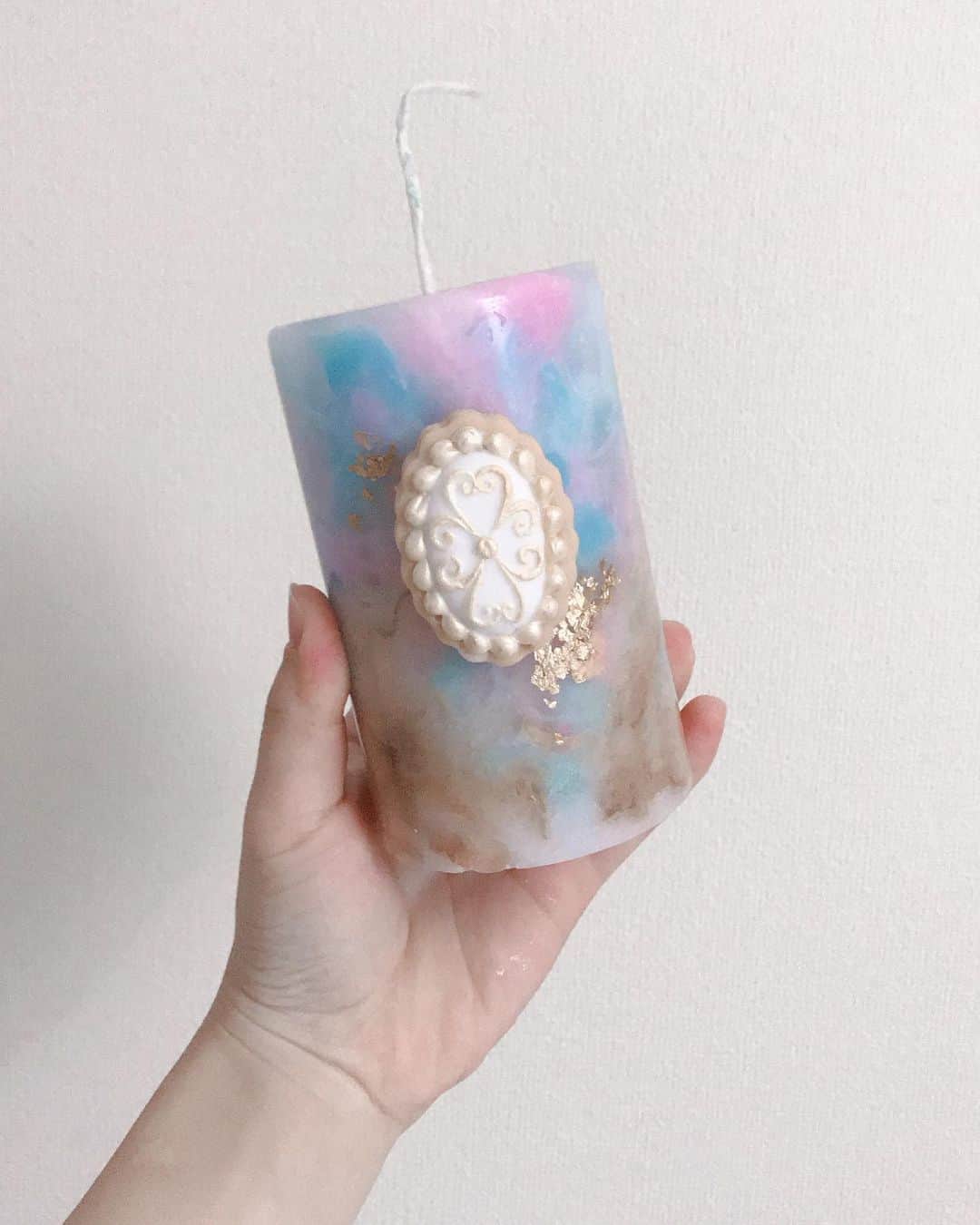 KUNIKAのインスタグラム：「Special collaboration candle with amazing candle artist @emzedeych 🕯 I made some tiny bijou cookies and she reproduced it with candles!!! So cute💞  本田みずほさんとのコラボレーションキャンドル。 いつも作ってるクッキーがキャンドルに大変身🦋 絶妙なマーブルカラーの柱キャンドルにワンポイントでつけていただきました❃  理想の配色を見事に表現して下さって、ひとつひとつ、みずほさんが丁寧に制作してくださいました。 私も1日作業に参加させて頂き、キャンドルとクッキーパーツの組み合わせや位置を決めたり、ゴールドでペイントしたりしました。 全てがオンリーワンです。 お手にとって下さった皆様、ありがとうございます🙇‍♂️🤍  またいつかみずほさんとご一緒して何か作れたら良いなぁと思っています。 #みずほ百貨店 のコラボ作家として素敵な機会をいただき、ありがとうございました💐」