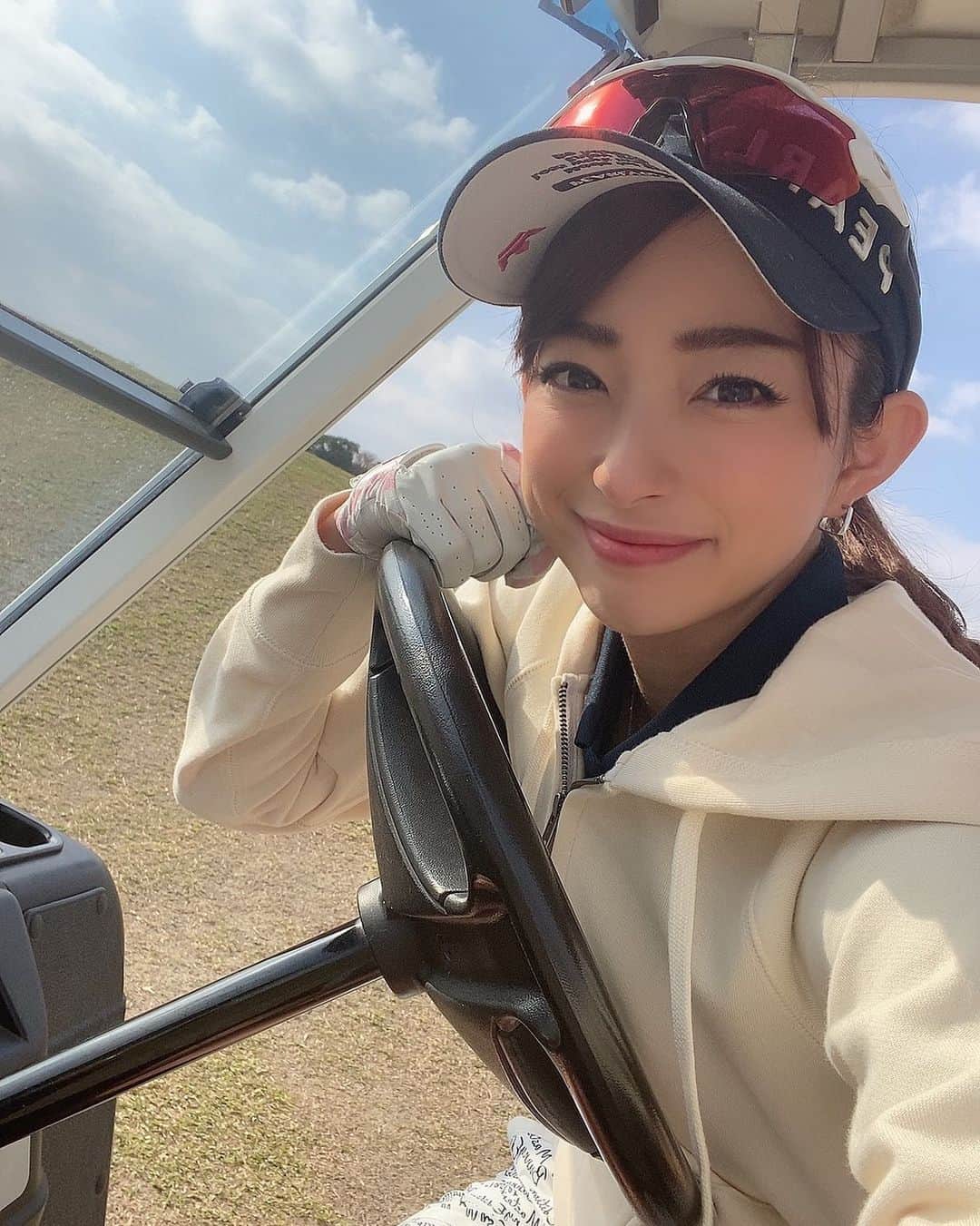RIKAのインスタグラム：「. ずっとお天気悪くてやっと回復した☀️ 沖縄の天気予報はあてにならない🥲 . 最近のスコアも悪いから今日こそはいいスコアになりますように🏌️‍♀️🙏✨ . . . #ゴルフ#golf#⛳️#ゴルフ女子#ゴルフ好き#ゴルフウエア#ゴルフコーデ#ゴルフスイング#골프 #골프웨어 #골프스윙 #여행 #해외여행 #골프스타그램 #골프중독 #와인 #소주 #좋은시간#お天気#悪め#ベスト更新」
