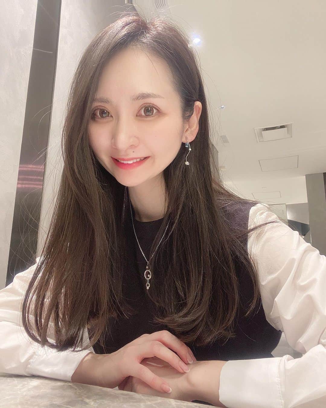 藤後 沙織 とうごさおりのインスタグラム：「最近ナチュラルメイクが気分で、 ついにまつエクやめました☻  まつ毛パーマってすごく痛むイメージだったんだけど、@mint_eyelash_relaxation_aesthe のマイラミネーションっていうまつ毛パーマは、まつ毛を育ててくれるパーマだそう。 まつ育パーマだから、回数を重ねるほどまつ毛が育つんだって👀画期的！！！！  ただ、なかなか取り入れてるお店は、少なくて神奈川はここの系列だけみたい（神奈川まで行ったよ。本気。笑）  初めて上下にかけてみました✨下まつ毛とかなにか変わるのかな？って思ってましたが、かけてみてびっくり。目の縦幅が大きくみえるのー！(2枚目みてみてね)むしろ下まつ毛が気に入ってる🙃 ここからマスカラしたら、よりぱっちりになりそうだ♥︎  頑張ってまつ毛を育てよう🥰  #gm#おはよ #mint #新百合ヶ丘まつエク #マイラミネーション #横浜まつエク #新百合ヶ丘 #横浜まつ毛パーマ #pr #トリドリベース#ビフォーアフター」