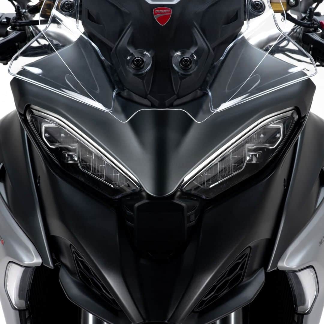 Ducati Japanさんのインスタグラム写真 - (Ducati JapanInstagram)「左右に分かれた大きな2つのヘッドライトを持つムルティストラーダV4のフロントフェイスは、映画「プレデター」に登場する眼光鋭い異星人の狩人に見えるほどアグレッシブでパワフルです。  『Form follows function/形態は機能に従う』というコンセプトのもとに開発が進められたムルティストラーダV4。ヘッドライトの間に装着された前方用の四角いレーダーは、違和感なくデザインに馴染むとともに強い個性を生み出すデザインの重要な要素となりました。 機能を追求するだけではなく美しくもあり、フォルムと機能を完全に融合させることができました。  ムルティストラーダ V4の詳細はプロフィール( @ducatijapan )のリンクよりドゥカティ ジャパンのサイトをご覧ください。  #ムルティストラーダV4 #ドゥカティいいじゃん #RuleAllRoads  #FormFollowsFunction #ツアラー」2月15日 8時01分 - ducatijapan