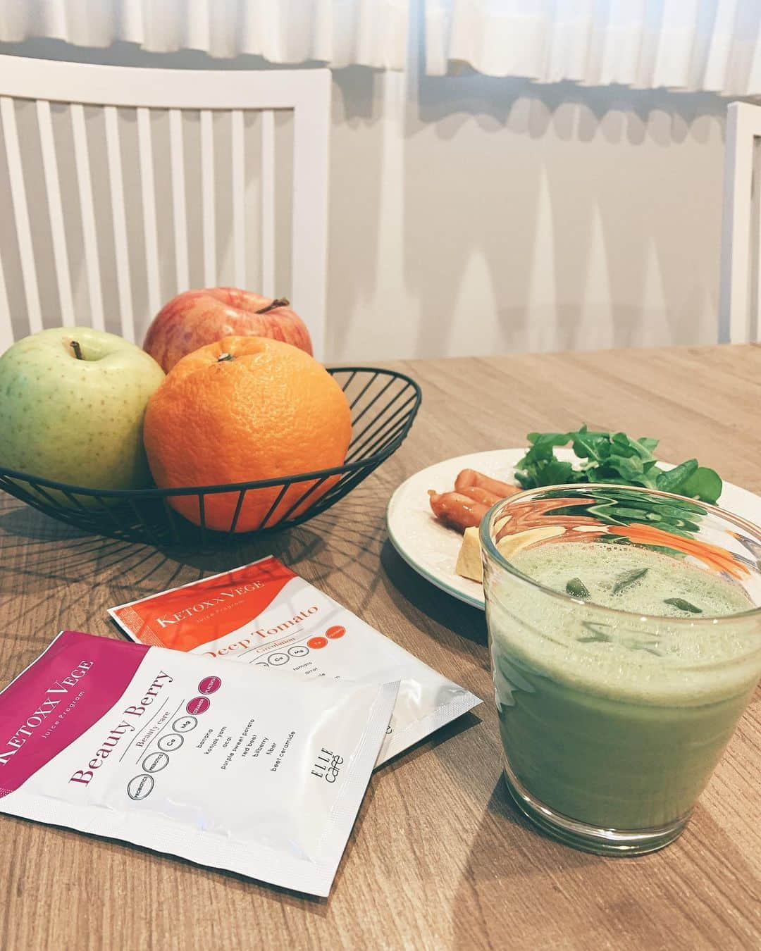 荒木麻里子さんのインスタグラム写真 - (荒木麻里子Instagram)「#ketoxxvegejuiceprogram  . @ellecafejapan のケトックスベジライフをお試し中。 今日はグリーン🥦🥬🥒🍏 1食置き換えでもいいし、食事と摂っても🆗 ドリンクだけでも割と満足感あります。 必要な栄養素は取りつつ糖質を制限してくれるボディメイクドリンク。 昨日番組の企画で超絶運動不足の私が3㌔走ったので、全身筋肉痛🏃‍♀️ . . . #ケトックスベジライフ  #エルカフェ  #置き換えドリンク  #ellecafé #ellecafe #vegitable #vegidrink #vegidiet #smoothie #smoothies」2月15日 8時01分 - marilyn198612