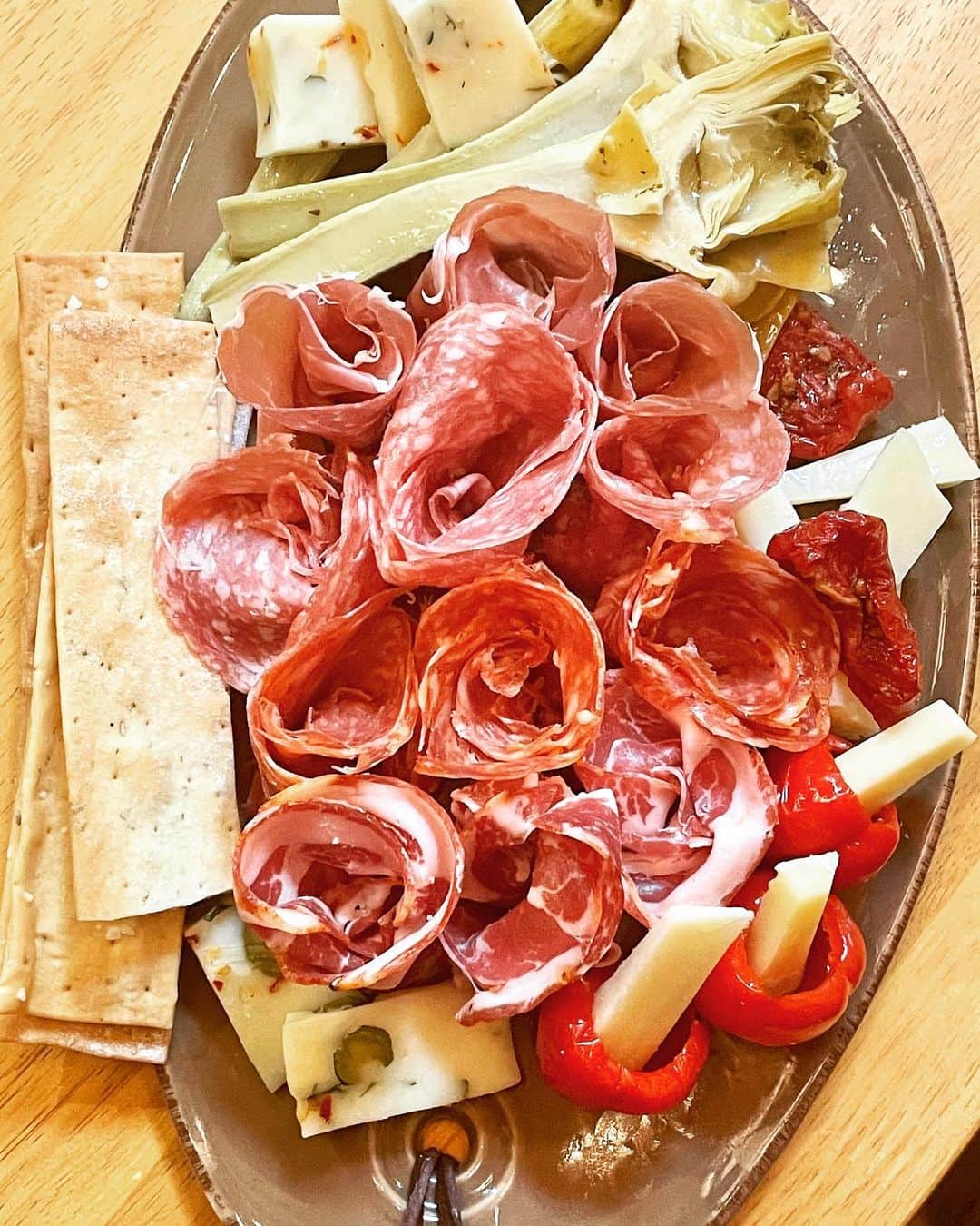レイチェル・レイのインスタグラム：「Dozen roses 🌹...of salumi!  A #valentines antipasti plate for @johnmcusimano ❤️」