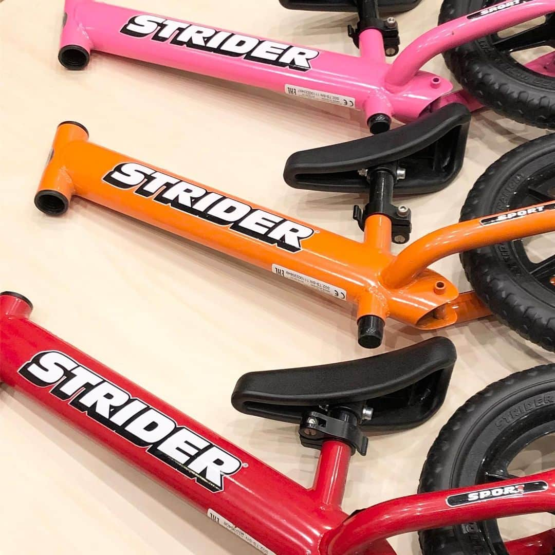 こども ビームスさんのインスタグラム写真 - (こども ビームスInstagram)「【rearrival】 ＜STRIDER＞SPORTS . キックバイクの代名詞的存在✨人気のストライダーが再入荷しました🚲 お外が気持ちよくなってきましたね☁️公園でキックバイクデビューはいかがですか？ . カラー:BLACK、PINK、RED、YELLOW、GREEN、BLUE  ¥13,500+税 . 新型コロナウィルスの感染拡大を防止し、お客様とスタッフの安心安全を守るため、衛生管理体制にて営業いたします。  ご迷惑をお掛けし申し訳ございませんが、何卒ご理解ご協力のほど、宜しくお願い申し上げます。  ビームス各店舗の営業状況につきましては、施設、店舗へお問い合わせください。 . #strider #ストライダー #ストライダーデビュー #ストライダーキッズ #ストライダーに乗ろう #キックバイク #キックバイクデビュー #2歳 #2歳誕生日  #2歳誕生日プレゼント #3歳 #3歳誕生日 #3歳誕生日プレゼント #誕生日プレゼント #誕生日プレゼント🎁 #チューリップ #一輪 #フラワーバレンタイン  #kodomobeams  #beams  #daikanyama  #こどもビームス  #ビームス  #代官山 新作アイテムはプロフィールのリンク🔗からビームス公式サイト、こども ビームスページをチェック❗️ ※お問い合わせにつきましては、お電話にて承ります。」2月15日 8時07分 - kodomo_beams