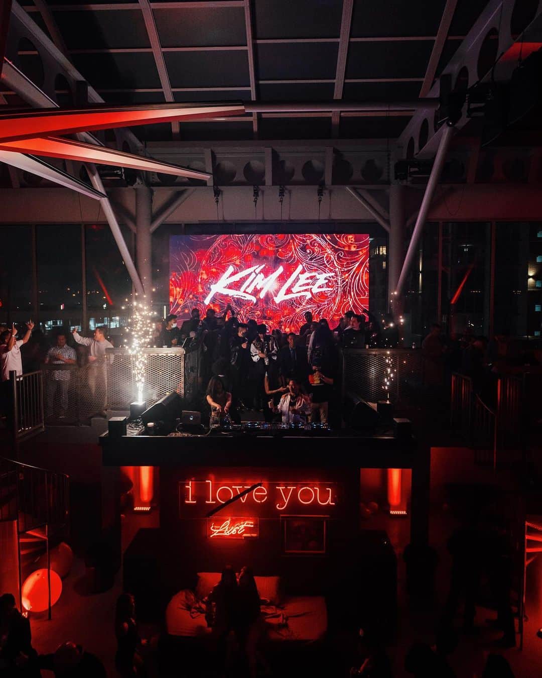 キム・リーのインスタグラム：「Thank you Houston and the King of Bling @johnnydangandco and everyone who came to my show! 🙌🏽🤩❤️  📸 @mikeb_s550  @rtbeventgroup @djriddler @7downseries @riserooftop」