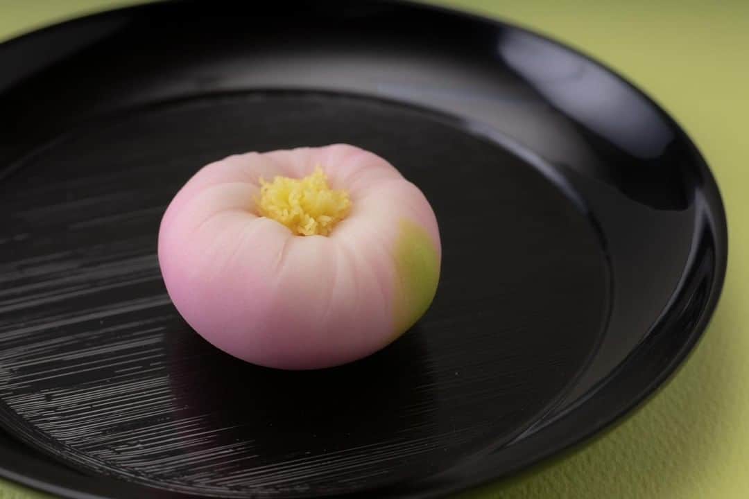 Toru Tsuchieさんのインスタグラム写真 - (Toru TsuchieInstagram)「今日の和菓子はねりきりで作った #桃の花 です。 ねりきりとは白餡に餅や芋を混ぜて作った和菓子で 茶道 で使われる「主菓子」の一種です。 撮影用に制作しました。  割と古風なところもありましてインスタとかで投稿したりしつつも 自己アピールはあまり得意ではありません。 プロフィールにこれでもか！ってくらい書いてあったり 手八丁口八丁でアピール出来る人がこれからは人に認めてもらえたり 見つけてもらえるチャンスがあるのだろうとは思っていますが そういう人の事をちょっと胡散臭く先入観を持って見てしまうそんなおじさんになりつつあります。  フェイスブックページのいいね！もよろしくお願いします。 https://www.facebook.com/shishisu/ I would like a job request from you. Today's wagashi is #peach #blossom  with Nerikiri. The Nerikiri is the material of wagashi made by mixing the rice cake and yam in white bean. Is a kind of "Jounamagashi" as used in the tea ceremony. The sweets I've made for the shooting. #福泉堂  #和菓子  #出雲 #ねりきり #花 #和菓子 #生菓子 #ハート #アルバイト募集 #桃色 #japandesign #ファインダー越しの私の世界 #pink #お皿」2月15日 8時11分 - choppe_tt