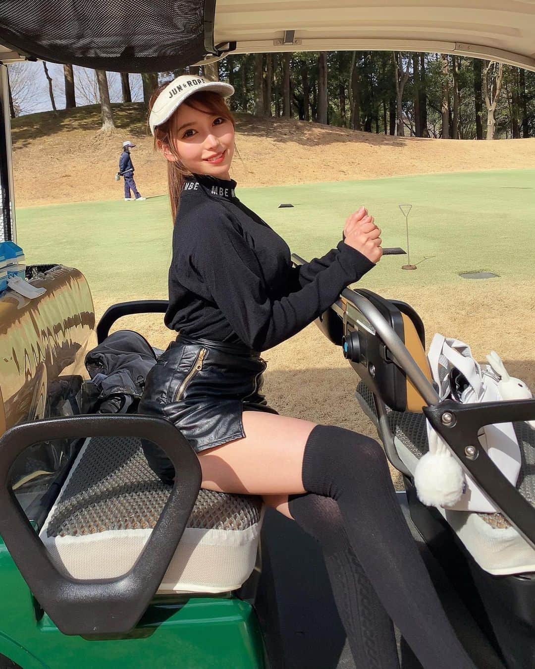 のインスタグラム：「. おはようございます☀ 昨日はあったかくて晴れてて気持ちのいい日でしたね☺️☀️ . 11月末にコースデビューしたので、私のゴルフ人生で1番暖かい日でした😆 ぽかぽかゴルフ🏌️‍♀️最高✨ . レザースカートが短くて危うかったけど、可愛くてお気に入り🖤 . #ゴルフ女子#ゴルフ初心者#ゴルフコーデ#ゴルフウェア#ゴルフ女子コーデ#ゴルフ#ゴルフ好きな人と繋がりたい#ゴルフ女子と繋がりたい#マークロナ#マスターバニー#ジュンロペ#成田ゴルフ倶楽部 #markandlona#masterbunnyedition#junandrope#golf#golfstagram#golfgirl#golfwear」