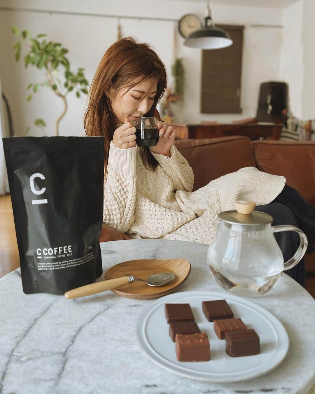 l.lily1013さんのインスタグラム写真 - (l.lily1013Instagram)「𝐺𝑜𝑜𝑑 𝑚𝑜𝑟𝑛𝑖𝑛𝑔. 🌱🌱🌱  朝の定番は @c_coffee_official  をゆっくり飲むところから始まります。  チャコールコーヒーで 香ばしい香りと味が好き☕💭  ブラジル産コーヒーパウダーに 国産の赤松炭・竹炭 さらにMCTオイルまで入ってる✨  美容と健康によくて美味しいなんて続けない理由がみつからない🤭♥️  周りの友達も大好きって言ってるのをよく聞くよ☺️ パンにもチョコにも合うの✨  #おうちカフェ#朝ごはん#朝活 #朝の風景 #朝のルーティン #コーヒーのある暮らし #コーヒータイム #コーヒー好きな人と繋がりたい  #c_coffee#デトックス#コーヒー習慣 #cコーヒー #チャコールクレンズ#チャコールコーヒー #おうち時間」2月15日 8時13分 - l.lily1013