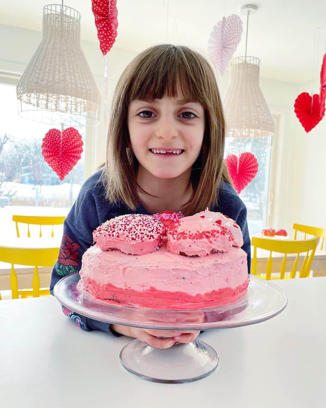Ilana Wilesさんのインスタグラム写真 - (Ilana WilesInstagram)「As usual, Harlow made a cake for the occasion. Chocolate cake on the bottom, vanilla cake in the hearts up top, pink icing everywhere. Happy Valentine’s Day everyone!!!」2月15日 8時25分 - mommyshorts