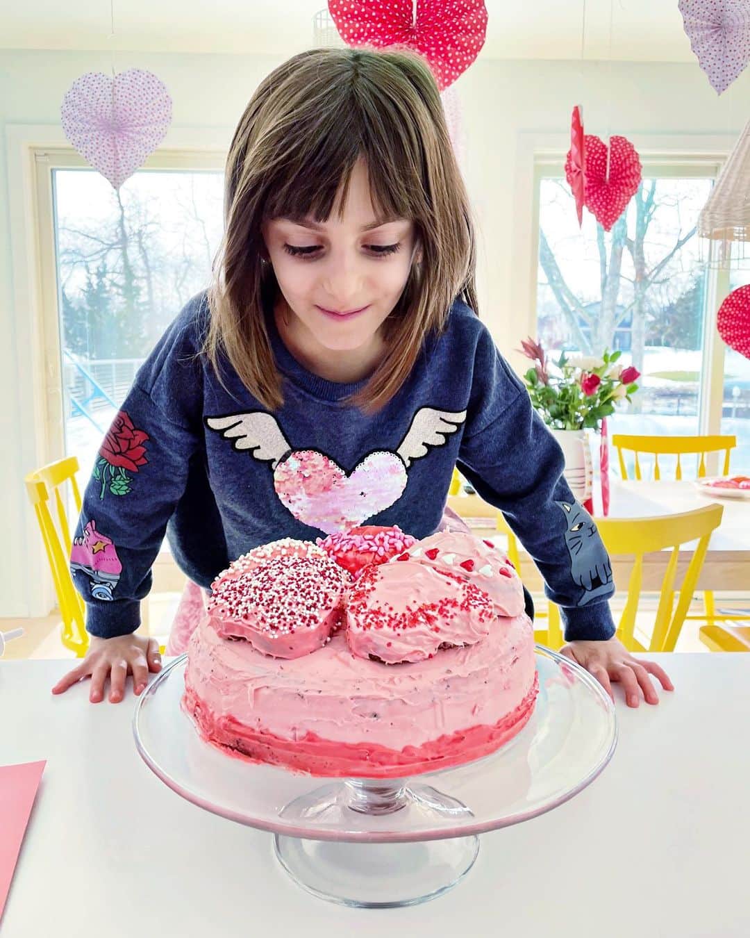 Ilana Wilesのインスタグラム：「As usual, Harlow made a cake for the occasion. Chocolate cake on the bottom, vanilla cake in the hearts up top, pink icing everywhere. Happy Valentine’s Day everyone!!!」