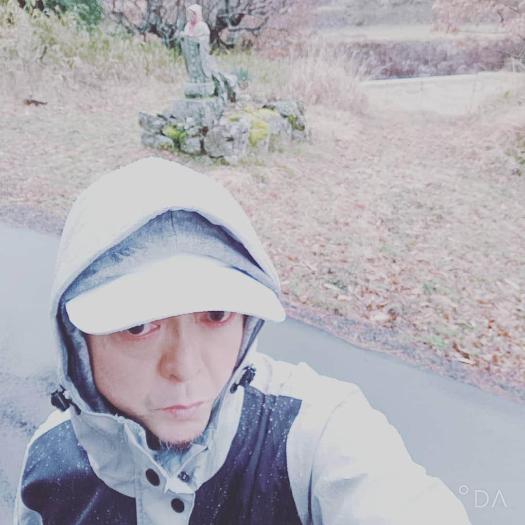 松本隆博のインスタグラム：「。 雨の日もこれまた。 おつなもの…いや、 なかなか寒いね。。 でも沢山の綺麗な景色、 梅花も観れたしね。  ～人生遊歩道～」