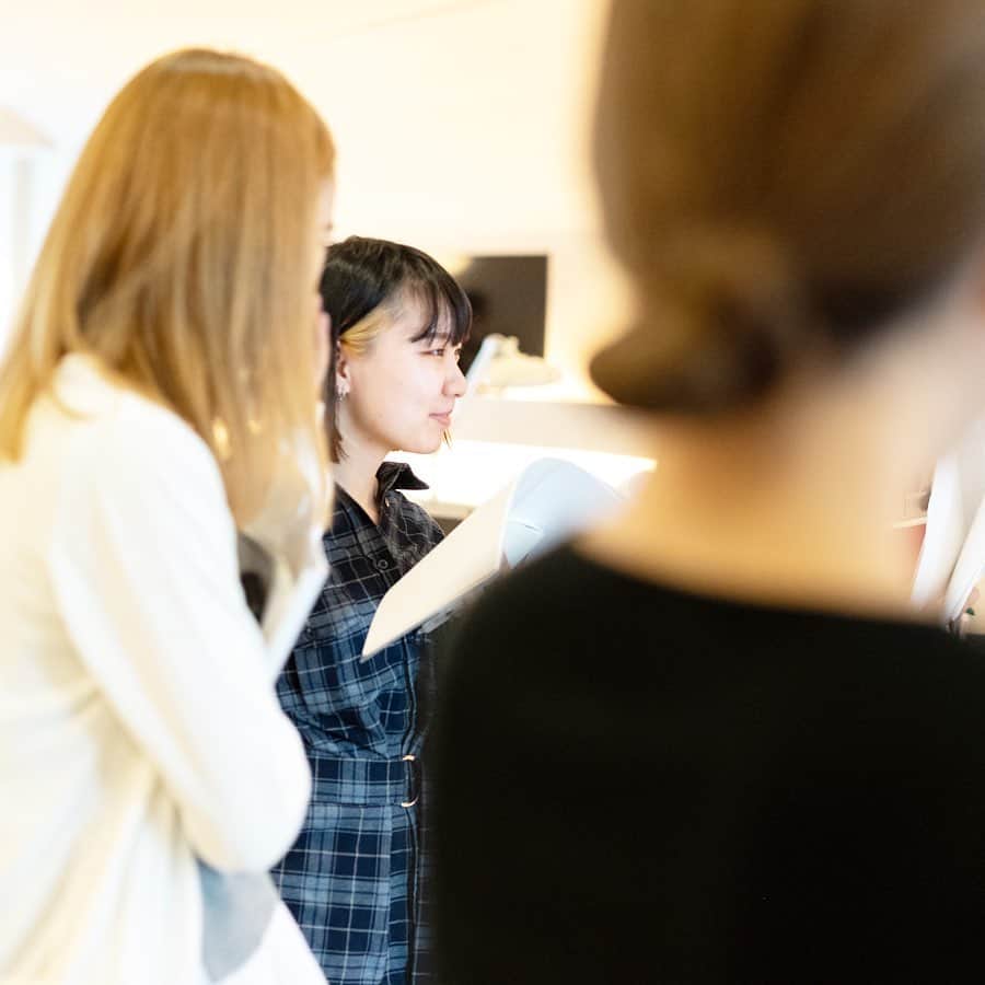 筒井のぞみのインスタグラム：「・  ManiCloset the beautyで学ぶこと  マニクローゼットには、専門学校卒の1年生から 経験者として入社したスタッフまで 幅広いメンバーが在籍しています。  出身地も様々で、関西圏以外のスタッフも多数。  親元を離れ日々成長する姿や 仕事に関わる全てに自分の力で向き合うことは 時々忘れがちな、両親や大切な人への感謝の気持ち。  それをスタッフみんなに思い出させてくれるのです。  誰かと時間を共有することは 時にわずらわしいこともあるけれど。  人との出逢いにより  人生が変わることもある。」