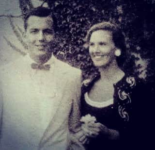 ジェイ・ハガリーのインスタグラム：「Bedford, NY. 1958 My Parents. Happy Valentines Day. Xo #love」