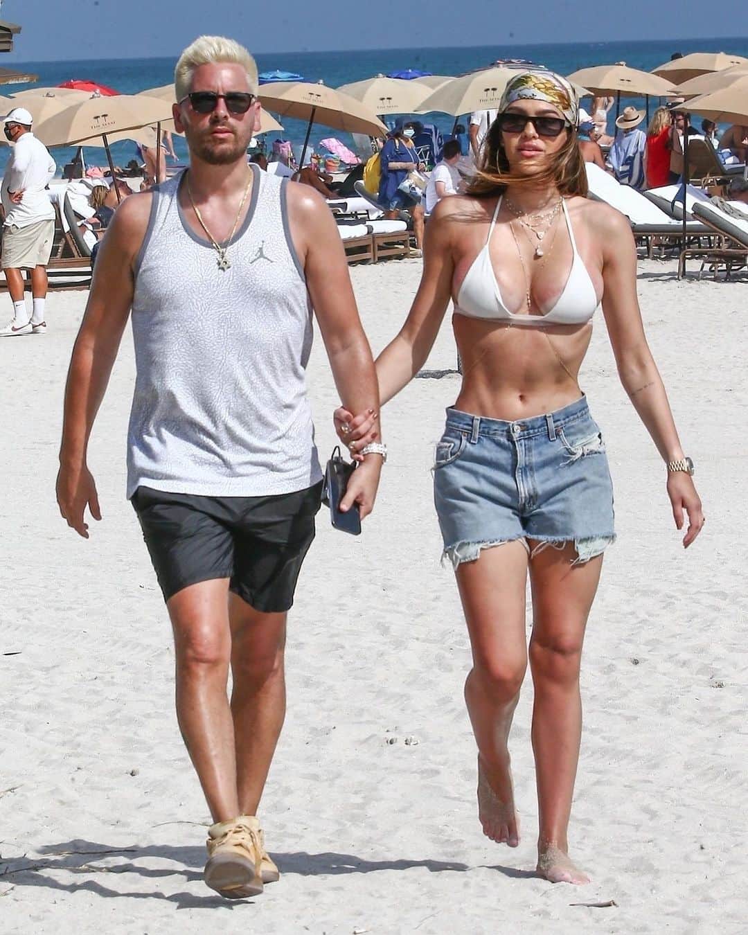 Just Jaredさんのインスタグラム写真 - (Just JaredInstagram)「Newly-blond Scott Disick and girlfriend Amelia Hamlin spent their Valentine’s Day afternoon at the beach in Miami. Tap this photo at the LINK IN BIO for tons of pics of the new couple. #ScottDisick #AmeliaHamlin Photos: Backgrid」2月15日 8時28分 - justjared