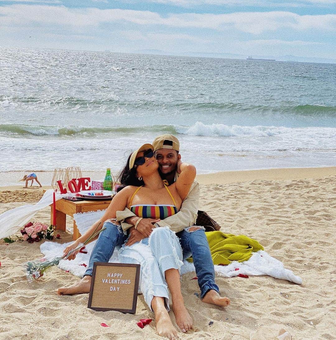 アリーヤ・ジャネルのインスタグラム：「Love got us this far, better trust it all the way.. ▫️▫️▫️Thank you for our beautiful set up @picnicsinla 🙏🏽 everything i wanted!!」
