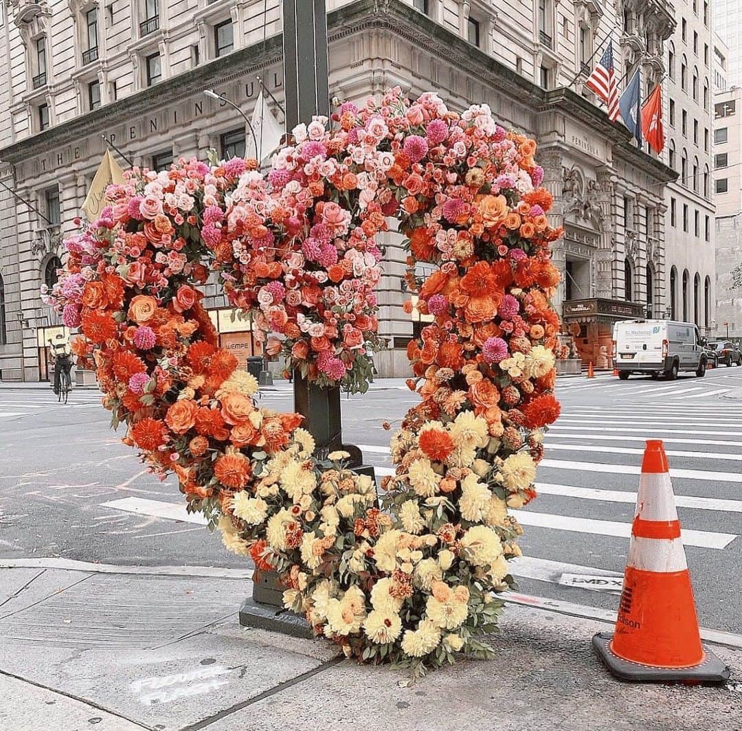 ボトキエのインスタグラム：「We love love as much as we love city flower flashes ♥️ Happy Valentine’s Day to our #Botkier fam! 📷 @lewismillerdesign」