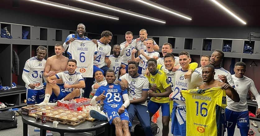 川島永嗣のインスタグラム：「Une victoire très important pour le colour du @rcsa 🔵⚪️ après 13ans!!!!  古巣メス相手に13年ぶりのダービーを勝利で飾る事柄できました。メスで過ごした2年間の思い出は一杯。僕にとっては特別なダービーでした。  #rc#strasbourg#fcmetz#ligue1ubereats#france#le#derby#particulier#pour#moi#特別なダービー#息子が歩き始めた土地で」