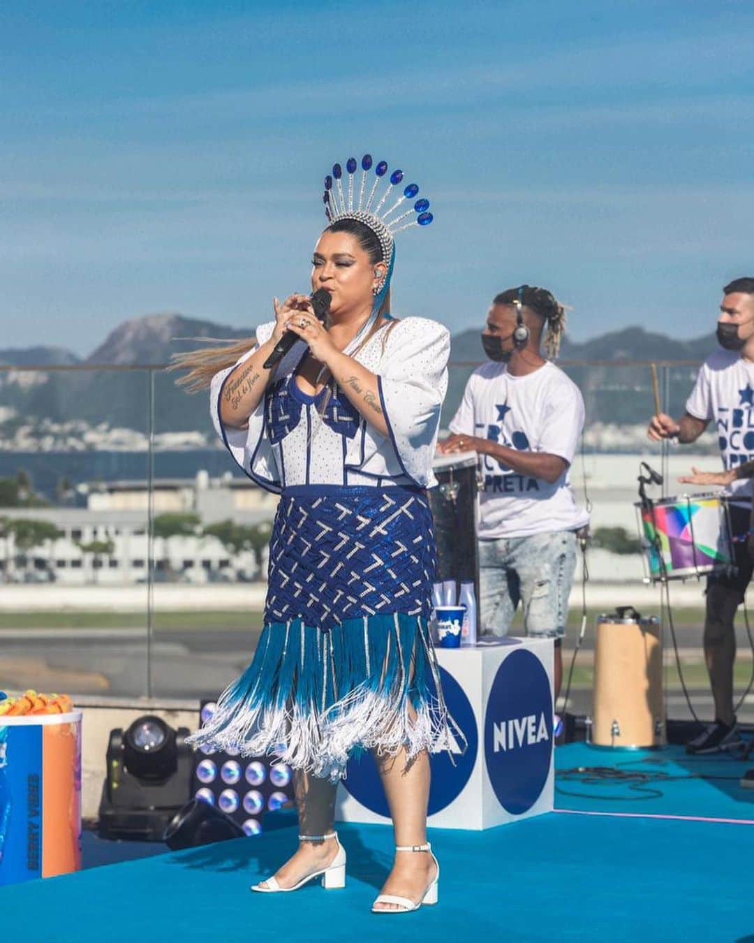 Preta Gilのインスタグラム：「Muito obrigada a todos que fizeram parte dessa Live incrível com um intuito tão especial.   Obrigada meus amores @teresacristinaoficial e @mumuzinho   Obrigada equipe, patrocinadores e apoiadores 💙  #liveblocodapreta #blocodapreta」