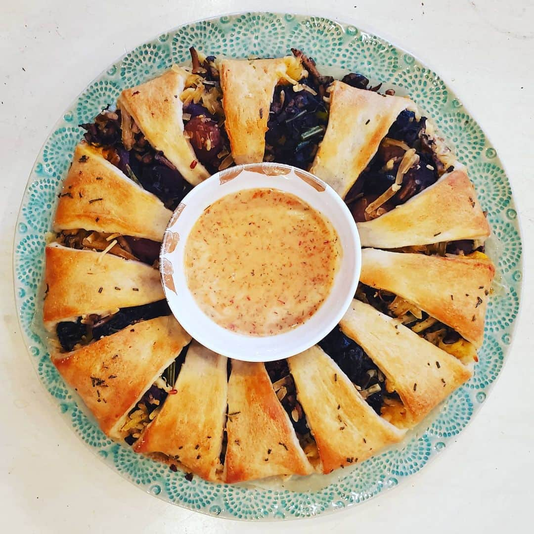 ガソリングラマーさんのインスタグラム写真 - (ガソリングラマーInstagram)「PLANT BASED KALE SAUSAGE MUSHROOM CARROT CHEESE QUESO FIESTA CRESCENT RING #GASOLINEKITCHEN 🌮🍄🧀🥐🥬🌶🥕 @immaculatebaking #crescentrolls #CRESCENTRING @eatzubi #queso  @miyokoscreamery #oatmilk #pepperjack #vegancheese #cheese  @vevan.foods #pepperjack #vegancheese #cheese  @nutcaseveganmeats #breakfastsausage #vegansausage  @buffalomarketco #kale #rainbowcarrots #velvetpioppinimushrooms  #rosemarybrownbutter  @veggiefam.la #ranch #zangy #sauce  @bolani.co sweet jalapeño sauce #vegan #veganfood #whatveganseat #plantbased #vegetarian #VEGANGOOD #vegansofig #veganfoodie #foodie #plantbased #plantbasedfood #plantbasedfoodie @gasolineglamour #gasolineglamour  @gtfoitsvegan  #gtfoitsvegan」2月15日 8時39分 - gasolineglamour