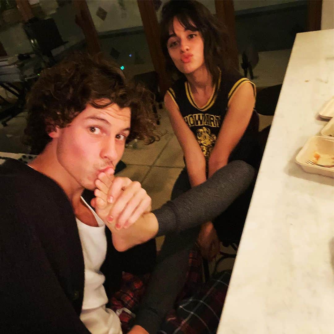 ショーン・メンデスのインスタグラム：「I kiss your foot cuz I love you @camila_cabello」