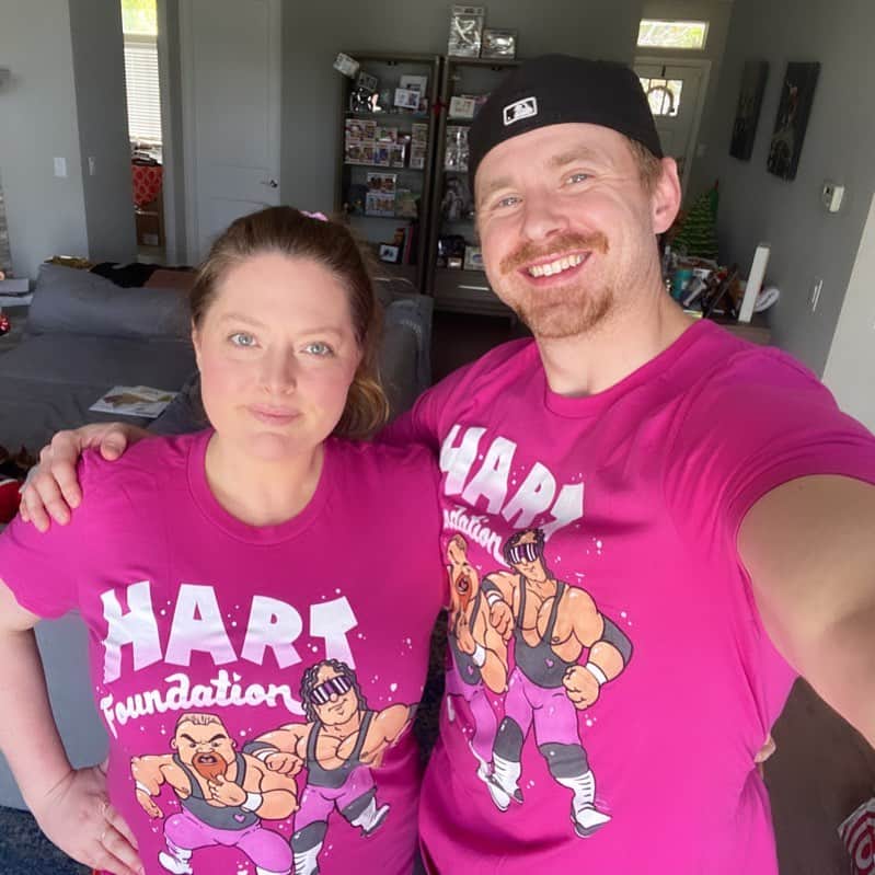 ローレン・アッシュのインスタグラム：「Okay it’s cute enough when your boyfriend gets you matching Valentine’s Day t-shirts. 🥺 But then when THESE ARE THE SHIRTS?!?😍🇨🇦🤼 So cute and clever!! Oh how I love you, @spencerralston_!! Happy Valentine’s! 💘💘💘」