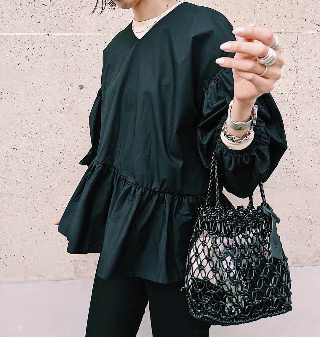 maai0528のインスタグラム：「〻👧🏻🐼🍒☕️ my fav‥🖤 甘めなAラインシルエットも ブラックだと大人が着ても可愛い♡ ↑ @titivatejp  ． 1枚で着ても素敵だけど レイヤードしちゃった。 ． ．  #titivate #ティティベイト #titivatestyle #ボリュームスリーブフレアブラウス」