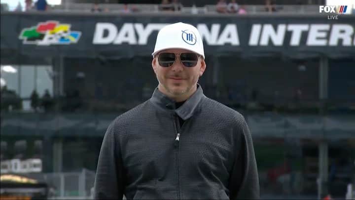 ピットブルのインスタグラム：「Short steps. Long vision. Being the Grand Marshal of the @NASCAR Daytona 500 was an amazing experience. Thank you to @teamtrackhouse @daniel_suarezg @nascar @foxsports and Happy Valentine’s Day. Dale! #nascar #daytona500 #happyvalentinesday」