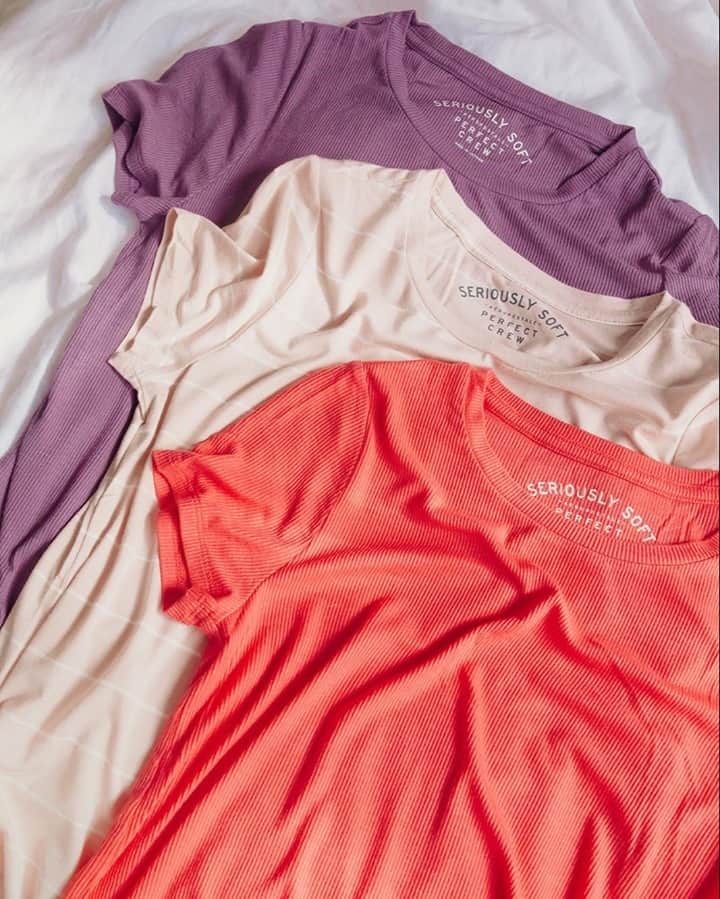 エアロポステールのインスタグラム：「Seriously Soft tees got us in our *feels* ❤️💛💜#ValentinesDay #AeroWorld」