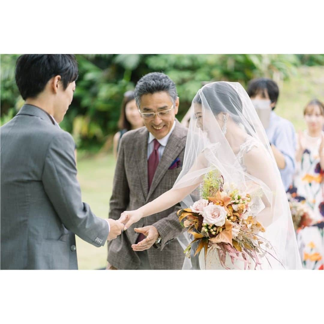 ゼクシィさんのインスタグラム写真 - (ゼクシィInstagram)「. 「結婚式ってやっぱりいいな」と”チカラ”を もらえる国内リゾートウエディングの事例をご紹介🕊 . 旅行で訪れたときに出会った 石垣島の会場に惹かれ、挙式を決めた @soysaki1 さん🌴  . 人との距離が求められる時期ではあるけれど、 「大好きな場所で大好きな人たちと共に」というふたりの思いを酌み プランナーさんがプランニング。  . ふたりの思いが伝わるガーデンセレモニー、 パーティでは子どもが走り回るかたわらで、 大人たちがBGMに合わせて踊る……🌺 開放的な空間で、みんなの笑顔が溢れたのは ゆったり島時間流れる沖縄だったからこそ🏝  . ＊＊＊＊＊＊＊＊＊＊＊＊＊ Wedding at 2020年10月 ゲスト人数：40名 #サイレントクラブ （沖縄） #silentclubwedding ＊＊＊＊＊＊＊＊＊＊＊＊🍃 . . and more...🌈 @zexy_resort 　では、沖縄・軽井沢・北海道etc. のリゾート地で挙げた結婚式の事例紹介や リゾ花嫁が気になる結婚準備やドレス、 フォトなどのTOPICを日々お届けしています ぜひチェック＆フォローしてみて🌴   。⁺.ー・ー。⁺.ー・ー。⁺.ー・ー。⁺.ー・ー 。⁺.ー・ー。⁺.ー・ー。⁺.ー・ー。⁺.ー・ー 2020年6月以降に結婚式（結婚イベント） を挙げた花嫁さんの事例を大募集！ . #結婚式のチカラ2021 #結婚式のチカラ2020 を付けて、 みなさんの素敵な結婚式のお写真やエピソードを投稿してください . 。⁺.ー・ー。⁺.ー・ー。⁺.ー・ー。⁺.ー・ー 。⁺.ー・ー。⁺.ー・ー。⁺.ー・ー。⁺.ー・ー   #全国のプレ花嫁さんと繋がりたい#日本中のプレ花嫁さんと繋がりたい#2020冬婚#2020夏婚#2020秋婚#2021春婚#2021夏婚#2021秋婚#2021冬婚#結婚準備#プレ花嫁#ウェディング#フォトウェディング#ウェディングフォト#卒花#前撮り#コロナに負けるな#コロナに負けない#コロナ結婚式#結婚式決行#結婚式延期#結婚式#チームゼクシィ#幸せが動きだしたらゼクシィ#リゾートウェディング」2月15日 9時00分 - zexyrecruit