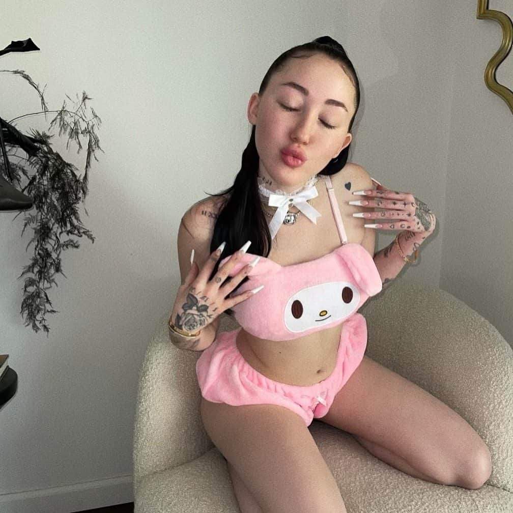 ノア・サイラスさんのインスタグラム写真 - (ノア・サイラスInstagram)「happy valentines to myself 💕💕」2月15日 9時00分 - noahcyrus