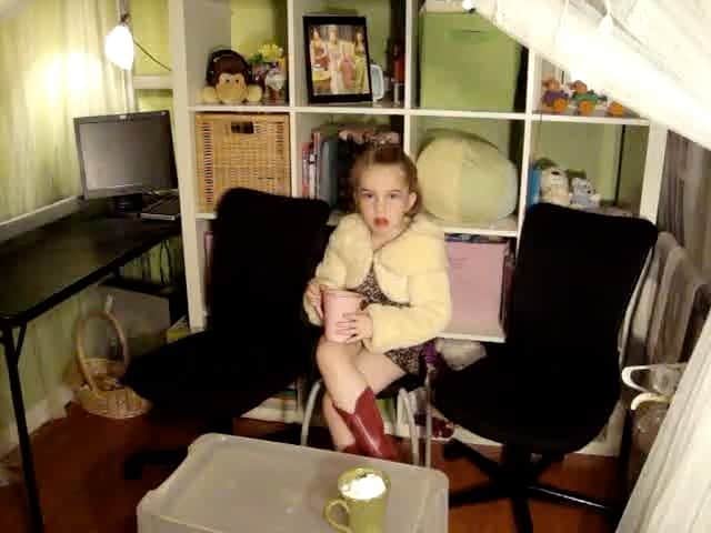 ケイトリン・ディーヴァーのインスタグラム：「happy Valentine’s Day to my forever valentines ❤️ tb to when we used to make movies together . I love you sissys」