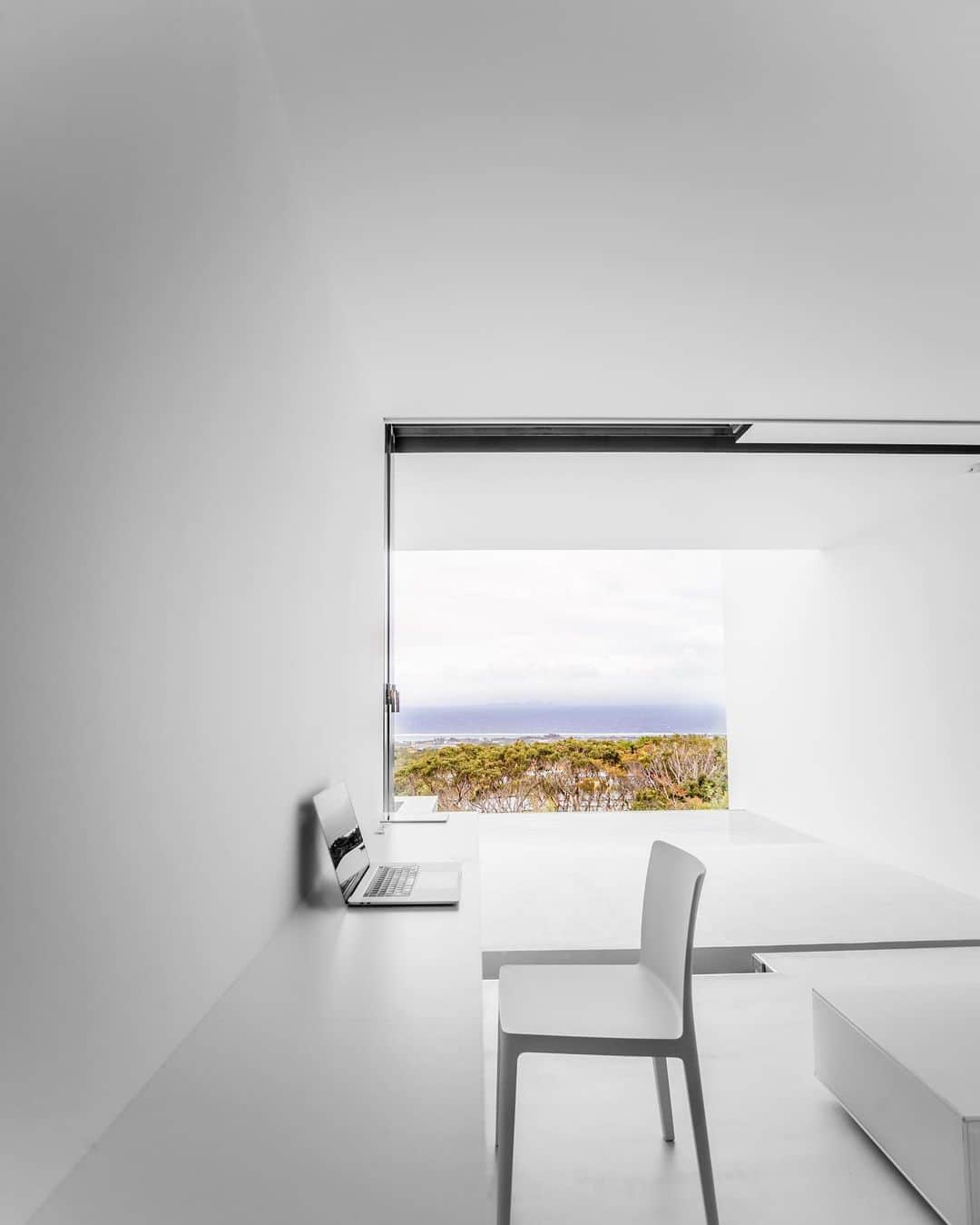 山中海輝のインスタグラム：「部屋から見える景色が"絵画"のようにみえた。 非現実的で時間の流れがゆっくり感じるような空間でした。  thank you for having me @emilnakijin 🖤  #emilnakijin #okinawa #okinawahotel #nakijin #japan #hotelstay #dreamhome #dreamhotel」