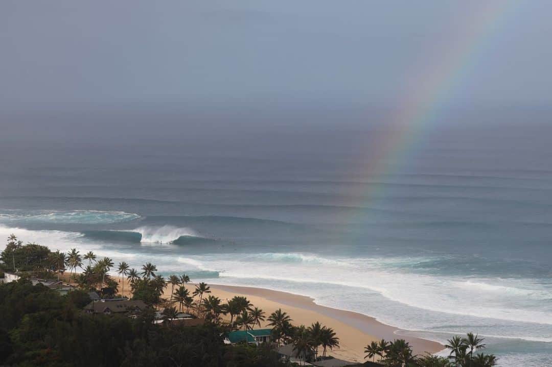 surflineさんのインスタグラム写真 - (surflineInstagram)「We’ve been streaming a rotating cam feed at Pipe since dawn, simply because we can’t force ourselves to look away from such perfection. (Even if 99.9% of us will only ever mind surf that kind of stuff.) And we still don’t want to look away — we wanna freeze frame some of the best moments from some of the best photographers shooting today during #pipelinevalentine. Here’s a mini-gallery from the first half of today — hit the link in bio for more to come.」2月15日 9時03分 - surfline