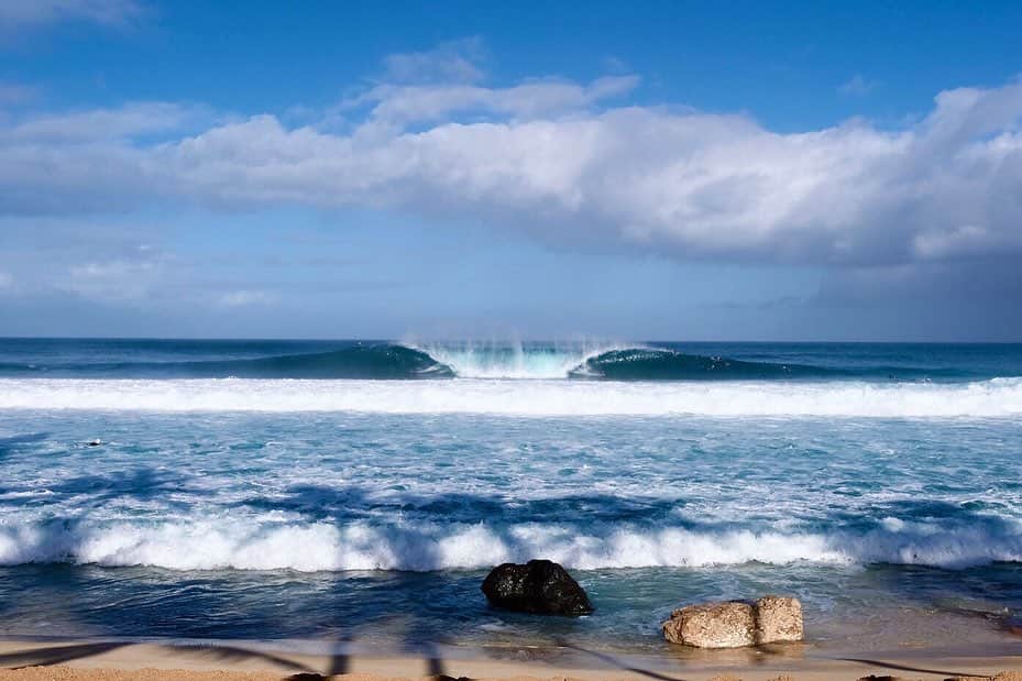 surflineさんのインスタグラム写真 - (surflineInstagram)「We’ve been streaming a rotating cam feed at Pipe since dawn, simply because we can’t force ourselves to look away from such perfection. (Even if 99.9% of us will only ever mind surf that kind of stuff.) And we still don’t want to look away — we wanna freeze frame some of the best moments from some of the best photographers shooting today during #pipelinevalentine. Here’s a mini-gallery from the first half of today — hit the link in bio for more to come.」2月15日 9時03分 - surfline