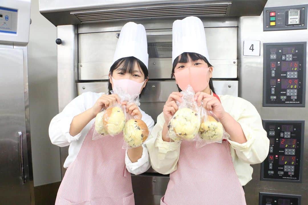 神戸製菓専門学校（公式）さんのインスタグラム写真 - (神戸製菓専門学校（公式）Instagram)「神戸製菓専門学校です！😃 2月最初のパン作りオープンキャンパスを開催しました🌟😆  メニューは #チョコチップメロンパン ！ お菓子は家で作ったことがあるけど、パン作りはやったことない…という方は多いのでは？😌  本校に入学している #パン職人のたまご たちも、「オープンキャンパスで初めてパン生地に触れた！」という方がほとんどなんです❗️  当日は先生のデモンストレーションから始まり、学生スタッフの先輩と一緒に工程を確認しながら作っていきます😌  〜みなさんのコメント紹介〜  「丸める作業がとても楽しくて、ふわふわのパン生地に癒されました💗」  「体験してみて、パン作りを一からしっかり学べそうだと感じました！🔥」  神戸製菓らしさ溢れる、とてもアットホームな雰囲気の実習でした☺️  次回は、2/23(火.祝) #練乳食パン ❗️🍞2月最後のオープンキャンパスです❗️4月入学を考えている方はお急ぎください💨  #神戸製菓　#神戸製菓専門学校 #オープンキャンパス　#神戸製菓専門学校oc #メロンパン　#パン作り　#パン作り好きな人と繋がりたい #パン職人になりたい #パン　#チョコチップメロンパン　#バレンタイン　#バレンタインチョコ #パティシエカメラ部パン課 #神戸　#三ノ宮　#カフェ　#pattistagram2021」2月15日 9時04分 - kobeseika_info