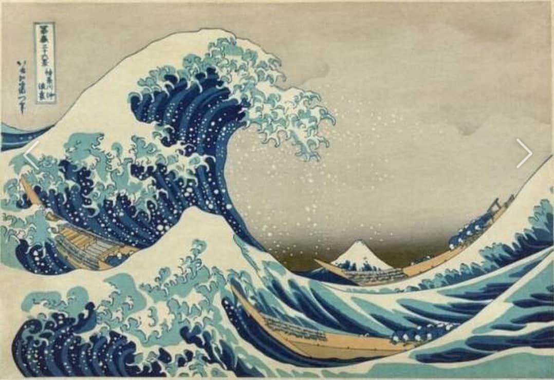 イ・グァンギさんのインスタグラム写真 - (イ・グァンギInstagram)「멋진 칼럼 공유합니다.  ‘가나가와 해변의 높은 파도 아래’와 ‘달항아리’  김선영(홍익대 대학원 문화예술경영학과 교수)   자포니즘(Japonism)은 19세기 중후반 유럽을 강타한 일본풍의 예술 사조를 가리킨다. 당시 회화는 물론이고 음악과 건축에 이르기까지 일본의 예술은 서양에 큰 영향을 끼쳤다. 클로드 모네가 창안한 인상주의도 자포니즘에서 영향을 받은 것으로 알려졌다. 사진의 발명으로 미메시스(모방)의 전통에서 벗어나 대안을 모색하던 서양 화단에 평면적이고 비현실적인 일본의 예술은 새로운 돌파구였다.   자포니즘 하면 반드시 떠올리게 되는 작품이 ‘가나가와 해변의 높은 파도 아래’다. 우리에게도 익숙해 일본식 선술집 등지에서 흔히 접할 수 있다. 금방이라도 모든 걸 삼켜버릴 거 같은 엄청난 파도들이 예리한 발톱을 세우고 있는 사이로 저 멀리 눈이 반쯤 덮힌 후지산이 처연하게 버티고 있다. 프러시안 블루의 검푸른 파도와 대비되는 흰색의 포말에 위태롭게 걸쳐있는 세 척의 작은 배에 매달린 선원들의 모습도 인상적이다. 반 고흐는 특히 이 작품을 좋아했고 영향을 많이 받았다. 프랑스의 작곡가 드뷔시도 이 그림에서 영감을 받아 작곡하기도 했다.   망가(일본 만화)의 선구자로도 잘 알려진 카츠시카 호쿠사이의 이 작품은 일본 에도시대에 유행했던 우키요에(浮世繪)다. 덧없는 세상을 뜻하는 ‘우키요’라는 말 그대로 기녀나 광대 등 서민의 생활을 주로 묘사한 일종의 풍속화이다. 작품의 주수요층도 서민층인데다가 목판화여서 가격도 저렴했다. 18세기 우키요에의 가격은 우동 한 그릇 정도였다고 한다. 호쿠사이가 90세의 나이로 사망한 직후, 일본이 문호를 개방하면서 그의 작품을 비롯한 많은 우키요에가 서양에 전해졌다.   그런데 흥미로운 것은 우키요에가 유럽에 전파된 경로다. 일설에 의하면 우키요에가 서양에 수출되는 상품의 포장지로 많이 쓰였고 이 과정에서 자연스럽게 유럽인들이 우키요에를 접하게 되었다고 한다. 값싼 채색 판화였으니 가능한 일이었다. 그토록 많은 예술가들을 매료시키면서 회화의 역사적 전환점이 된 우키요에가 서양에 건너간 과정은 복제의 특장점 중 하나인 유포효과(propagation effect)를 전형적으로 보여준다. 복제품의 존재가 원작의 존재를 더 많은 사람들에게 알리는 효과가 있다는 얘기다.   얼마 전 한 홈쇼핑의 설맞이 특집 프로그램에서 강익중 작가의 ‘달항아리’ 작품이 2억 4천만 원의 판매고를 올렸다. 40분 동안 604점의 작품이 팔리는 기대 이상의 성과에 쇼호스트를 담당한 아트테이너 이광기씨의 얼굴에 모처럼 웃음꽃이 피었다. 그에 따르면 코로나19로 인해 홈인테리어에 관심이 많아진 사람들을 대상으로 세계적인 작가 강익중의 예술성 높은 작품을 합리적인 가격(40만 원)에 구매할 수 있도록 한 전략이 주효했다고 한다.   물론 이번에 홈쇼핑을 통해 판매된 작품은 도자기나 회화가 아닌 ‘아트 프린트’다. 그러나 복제품이면 어떻고 판화면 어떠랴. 베니스비엔날레 특별상을 비롯한 화려한 수상 이력과 함께 원화 가격 3,000만~5,000만원에 이르는 강익중 작가의 작품을 곁에 두고 볼 수 있는 것만으로도 아름다운 마음의 인테리어가 아닌가. ‘달항아리’는 단색화와 더불어 세계적으로 우리 미술을 대표하는 장르다. 해외 순회전과 초대전을 통해 빌 게이츠 등 유명인사를 비롯한 수많은 해외 미술 팬들을 매료시켰다. ‘가나가와 해변의 높은 파도 아래’가 그랬듯이 복제를 통한 ‘예술한류’를 기대해 보는 것도 무리는 아닐 터이다.  #우키요에 #고흐의우키요에#후기인상파#복제#달항아리 #이광기온라인아트쇼 #아트프린트」2月15日 9時05分 - lee_kwang_gi