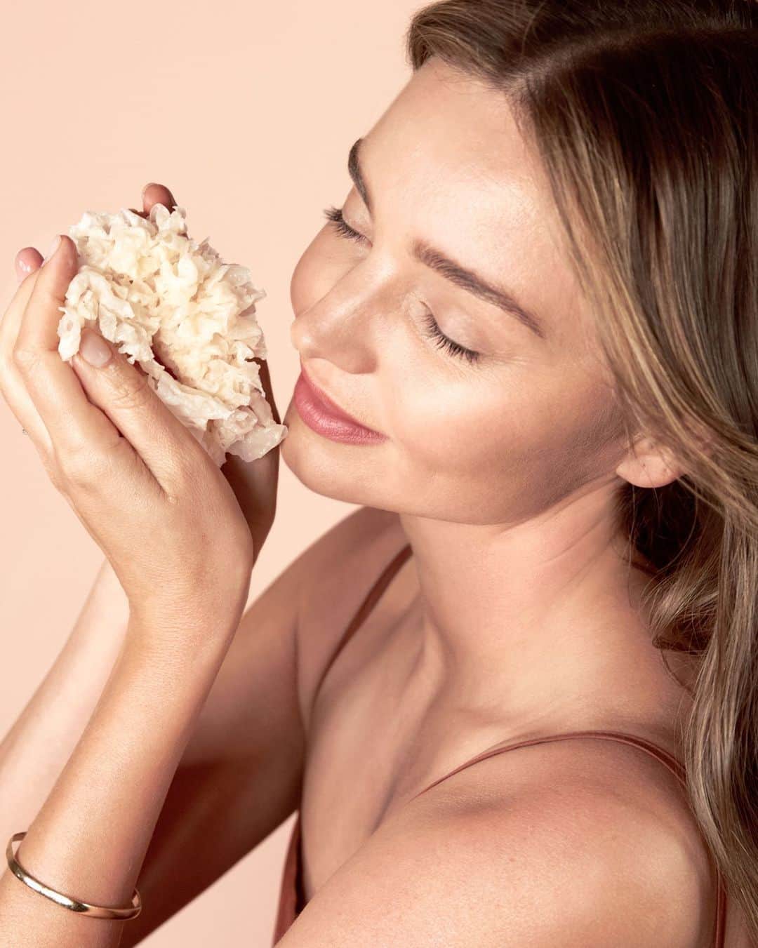 KORA Organicsさんのインスタグラム写真 - (KORA OrganicsInstagram)「On Valentine’s Day, we want to remind everyone that self-love means sometimes choosing to make YOU a priority. 🤍 Our Founder & CEO (and busy mother of three), @MirandaKerr, looks to her skincare ritual as a time to give herself some TLC. Share with us your favorite self-love practices. Happy Valentine’s Day! #MilkyMushroom #KORAOrganics #ValentinesDay」2月15日 9時05分 - koraorganics